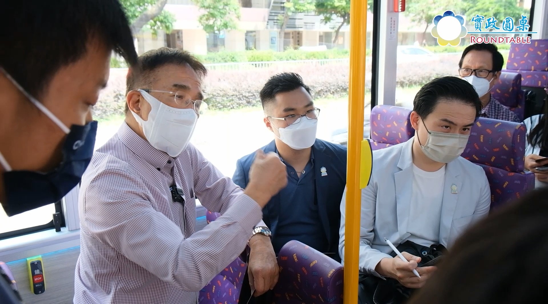 田北辰試搭新巴城巴雙層電動巴士,並聽取巴士公司講解。(實政圓桌影片截圖) 田北辰試搭新巴城巴雙層電動巴士,並聽取巴士公司講解。(實政圓桌影片截圖)