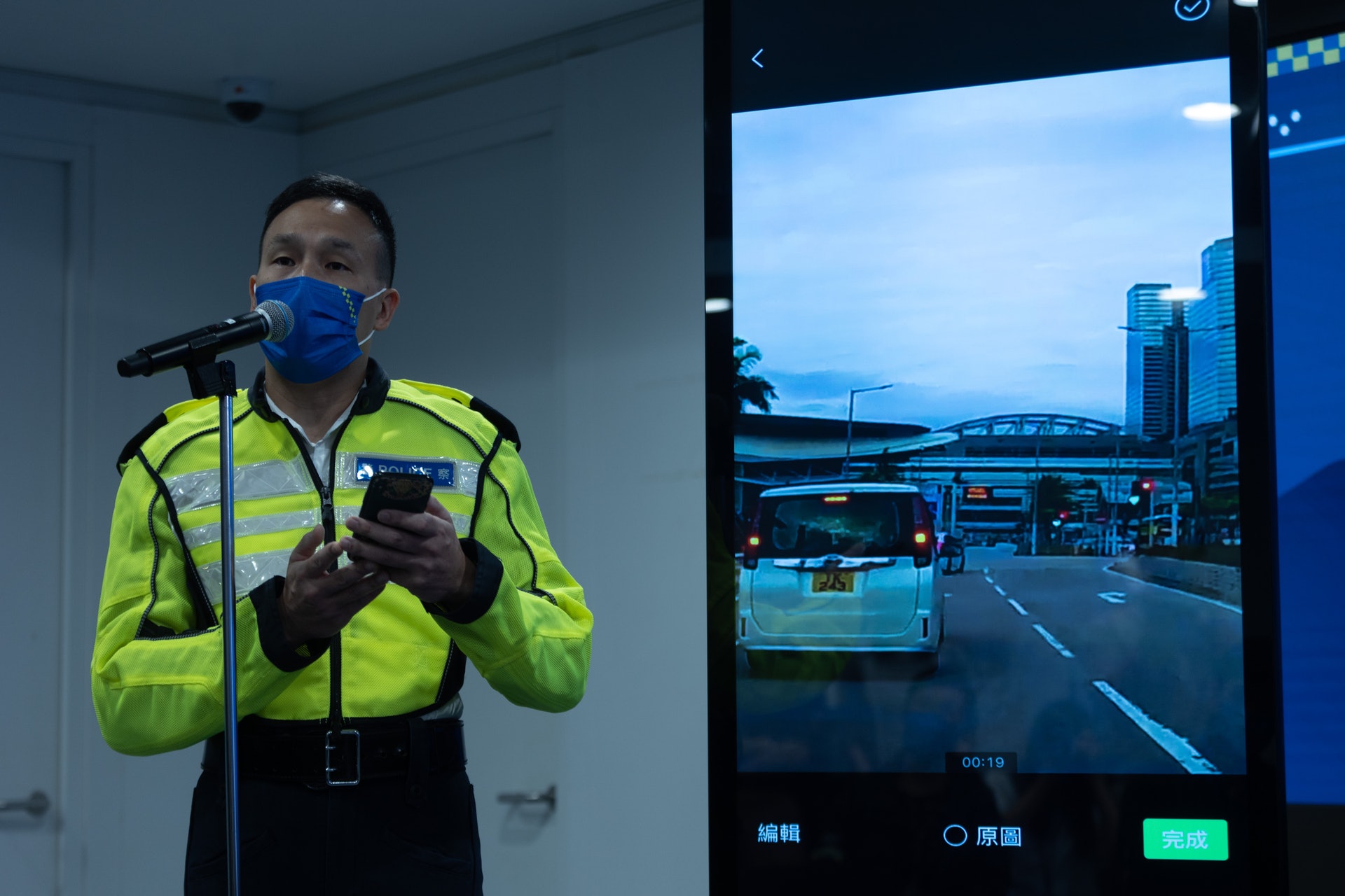 警方「影住駕」舉報只需4個步驟,先確認注意事項,再留下個人姓名及聯絡方法,然後上載影片或相片,填寫涉事日期/時間/地點及車牌,最後確認資料及記錄保安驗證。(廖雁雄攝) 警方「影住駕」舉報只需4個步驟,先確認注意事項,再留下個人姓名及聯絡方法,然後上載影片或相片,填寫涉事日期/時間/地點及車牌,最後確認資料及記錄保安驗證。(廖雁雄攝)