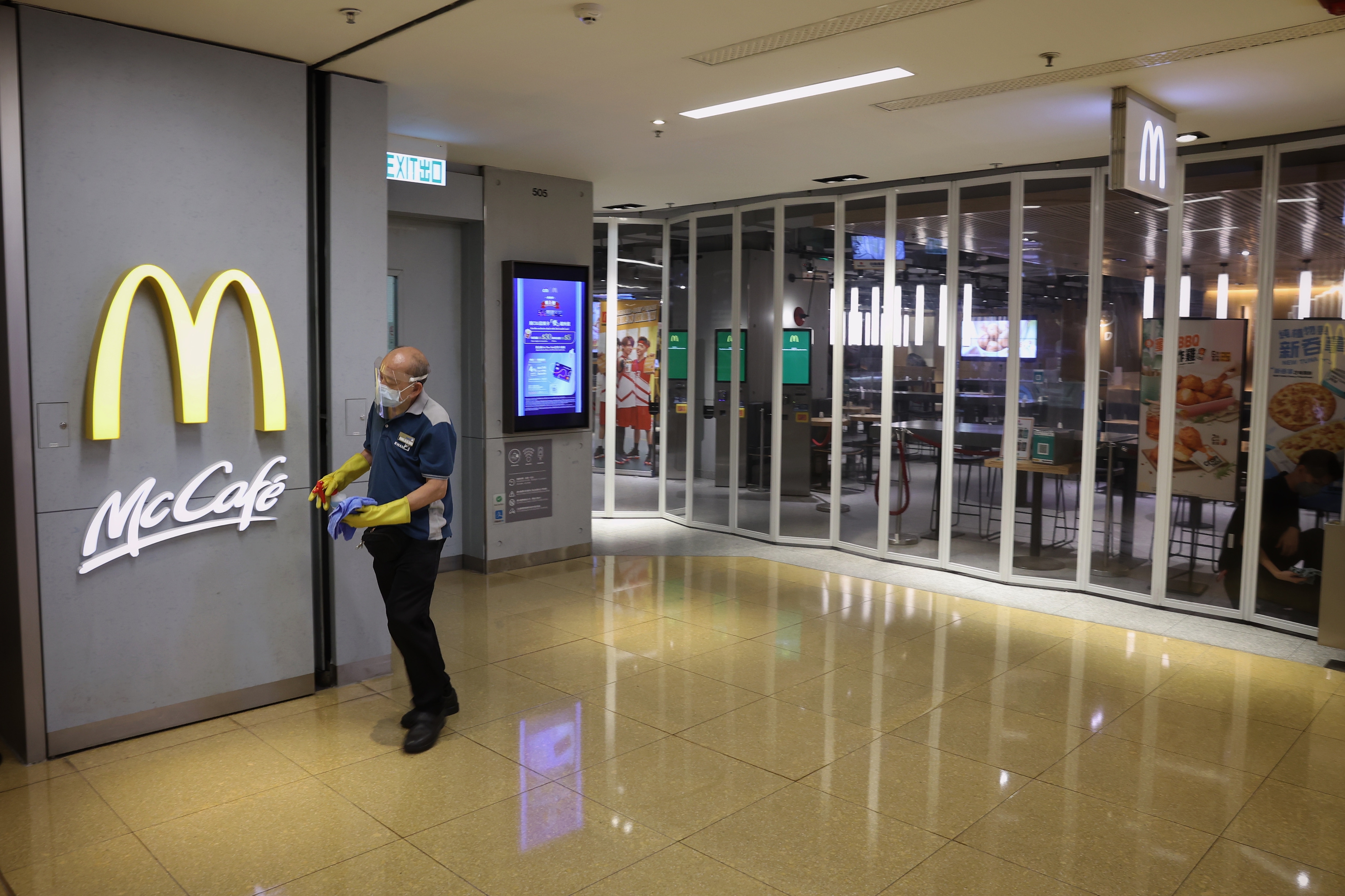 太古城中心麥當勞累計有4名5月13日光顧的食肆確診新病毒，麥當勞5月22日得悉衞生署公布後，下午關閉分店進行清潔消毒。（李澤彤攝）