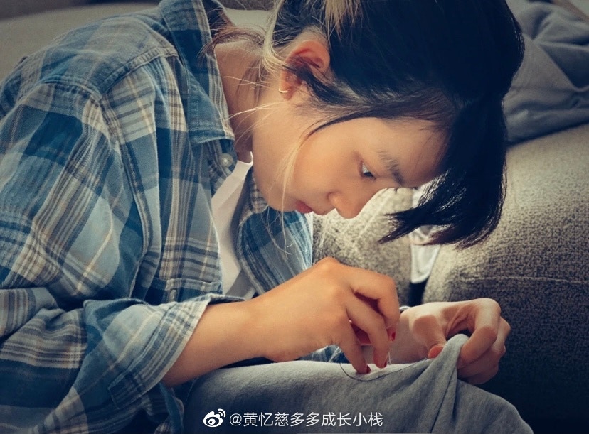 黃磊女兒多多自己褲子自己補，被讚節儉好女孩。（微博圖片）
