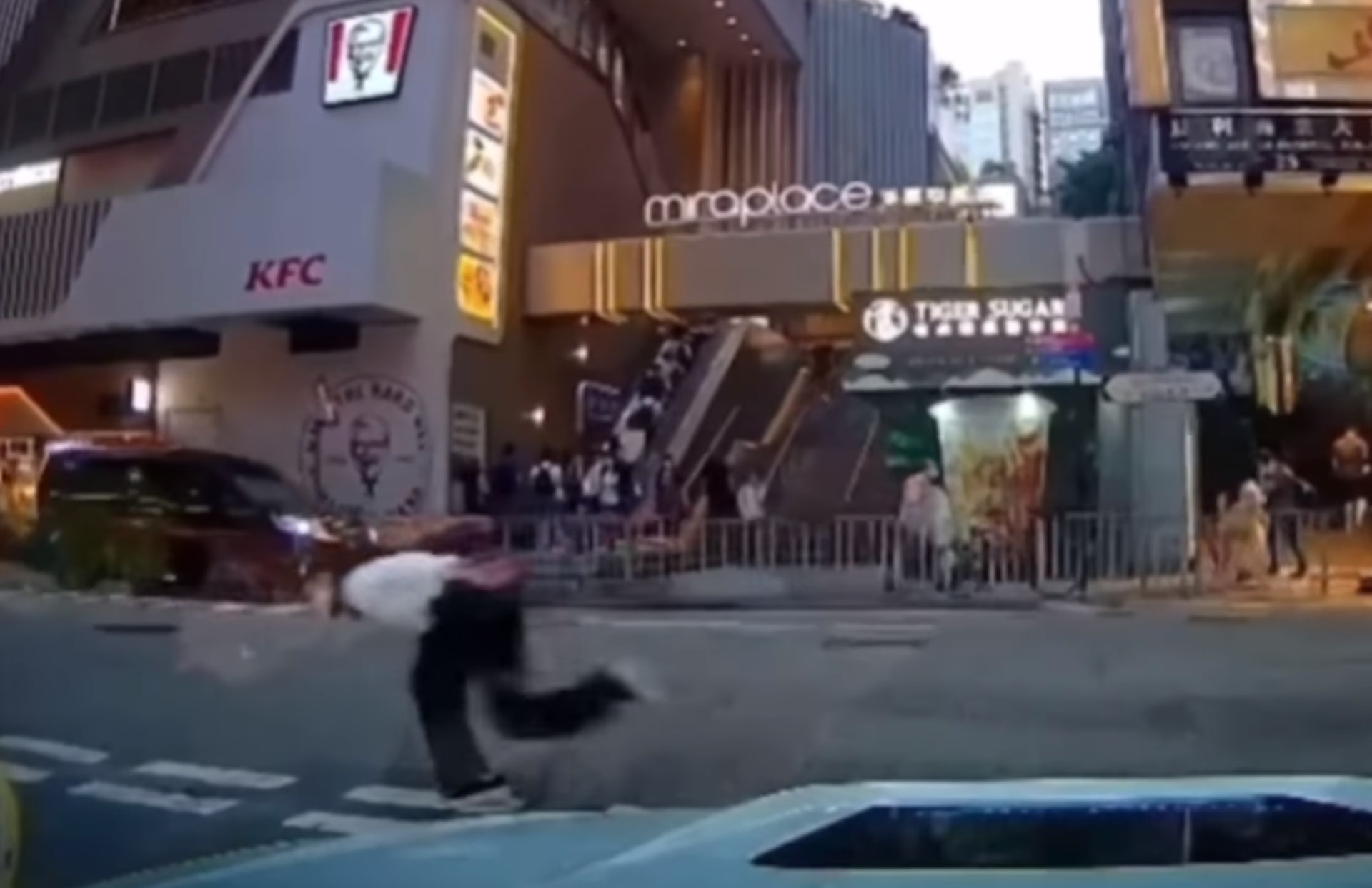網上流傳影片，1名手持電話的女子於尖沙咀過路時疑失平衝，隨即伸出雙手擺出「火影跑」（Naruto Run）姿勢嘗試挽回，可惜跨跑數步後仍然仆倒於馬路邊。（fb「車cam L（香港群組）」影片截圖）