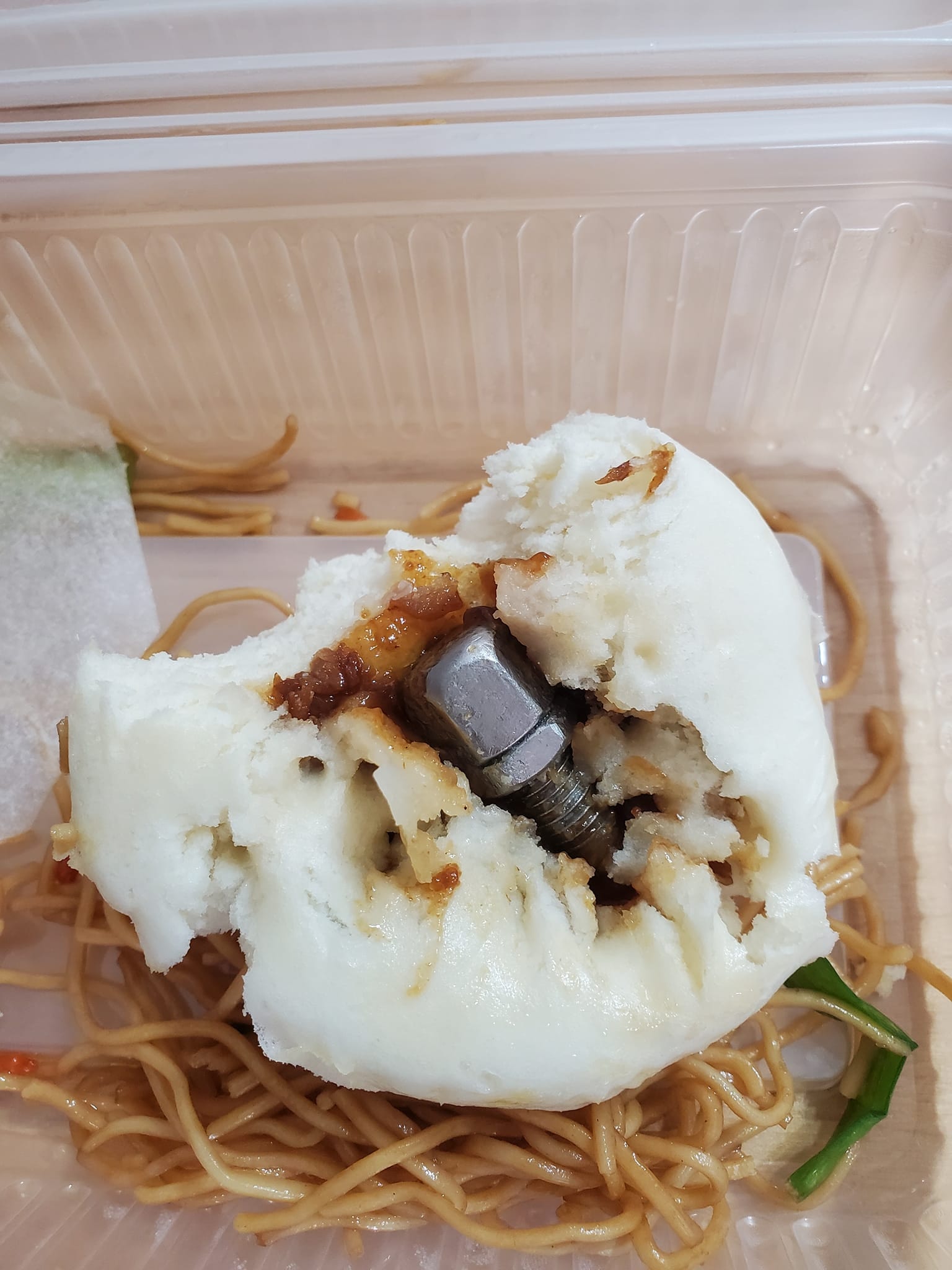 有杏花邨街坊稱在區內1間連鎖粥麵餐廳購買外賣早餐，回家準備進食時卻發現，叉燒包內竟藏有巨型螺絲，大感驚訝又憤怒，急急向食物環境衛生署投訴。（fb「杏花邨的人和事」圖片）