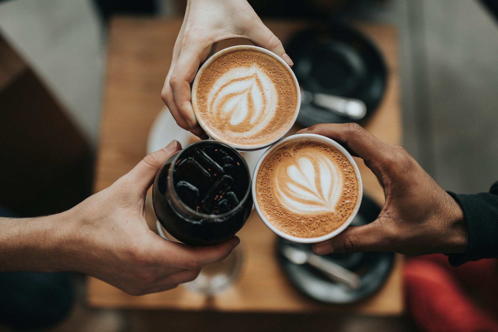 有醫生指出，喝咖啡雖然好處多，但不能過量，否則可能導致食道癌、心悸及血壓升高。（資料圖片）