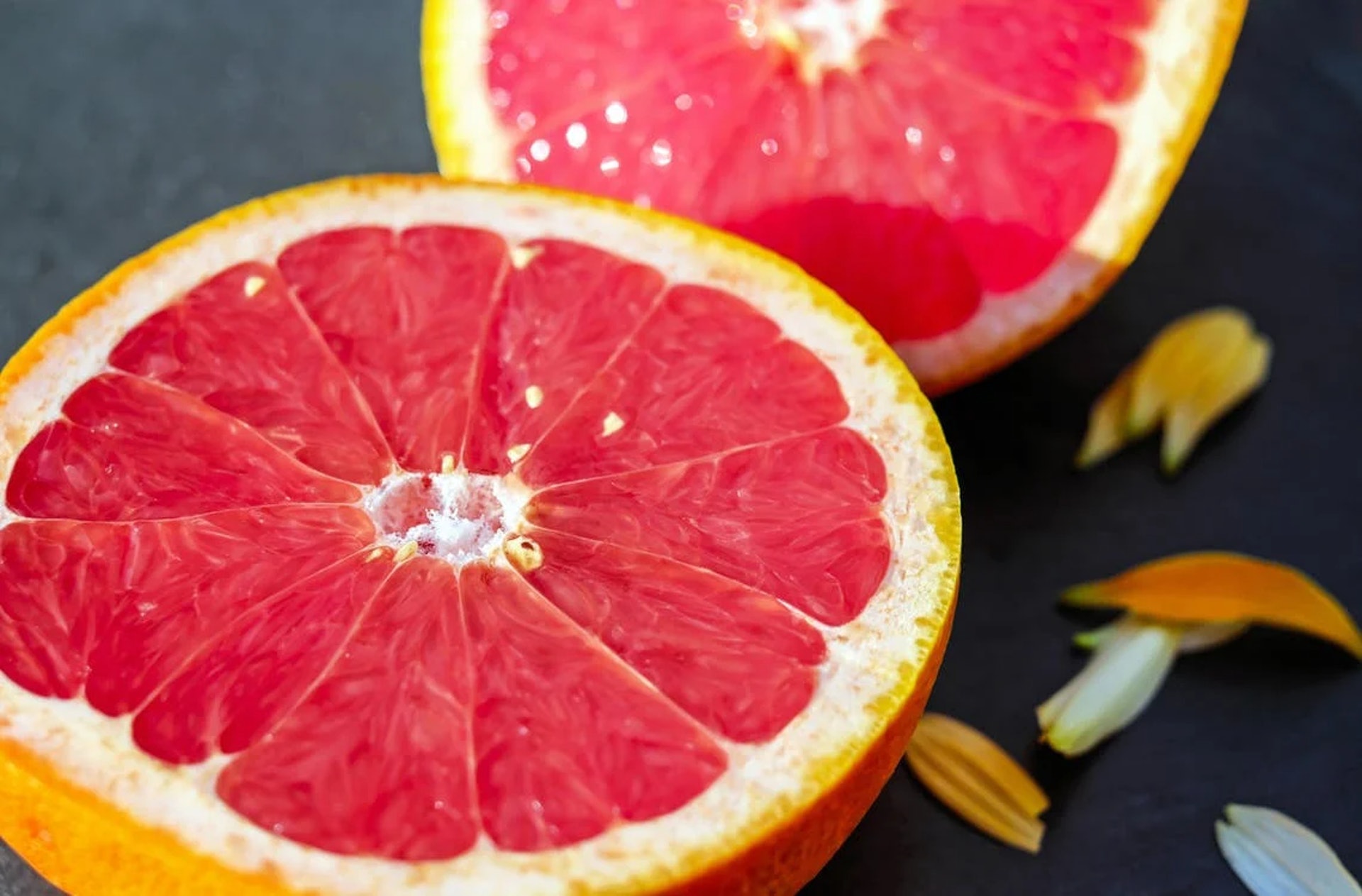 曬後美白：西柚含有豐富維他命C，有助減低紫外線對皮膚傷害。（Pexels@Pixabay）