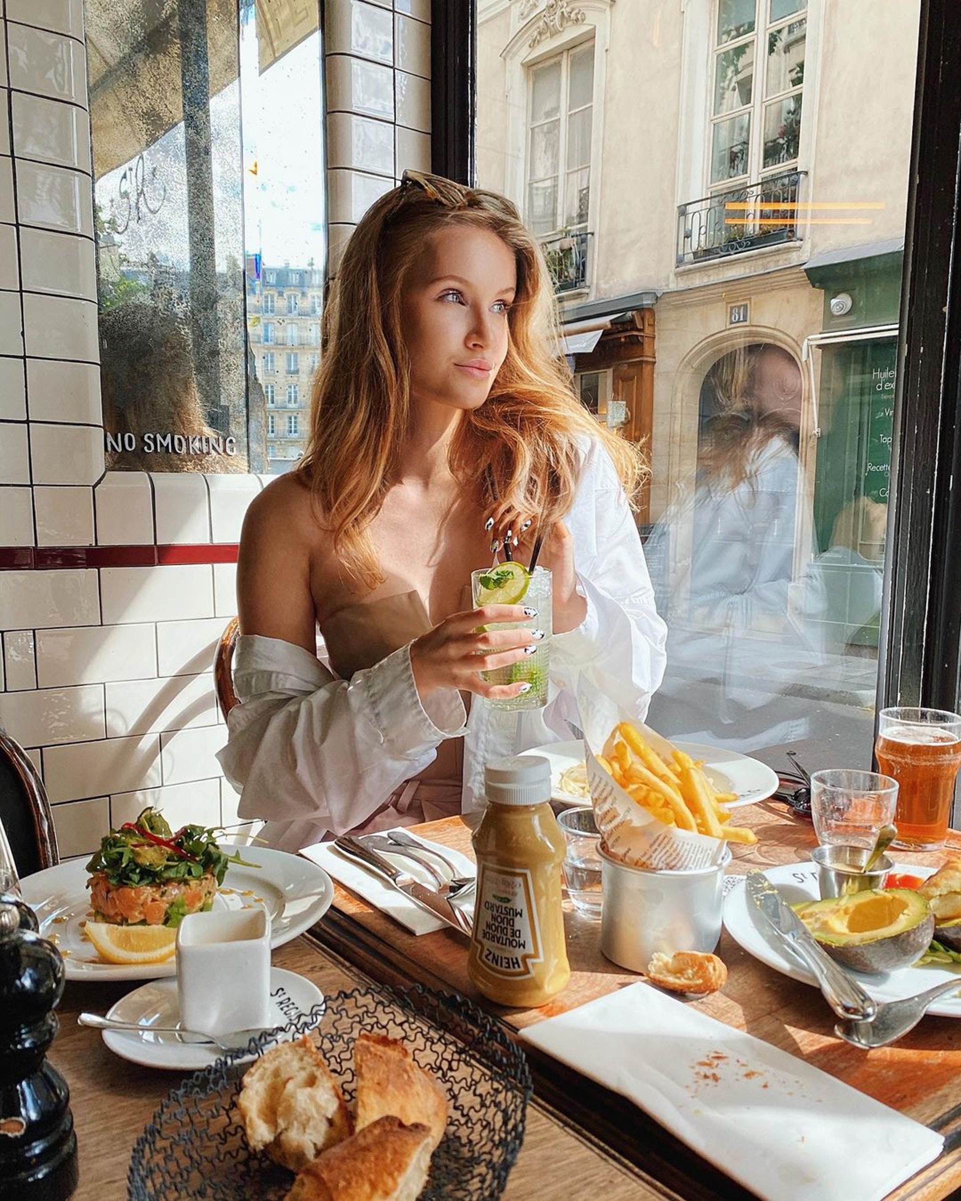 俄羅斯25歲網紅波麗娜(Polina Nioly)近來拍片爆料,前男友竟然以「追求事業」為由和她分手,不甘被甩的她沒有自怨自艾,反而想出最強報復方法,跑去和對方老闆交往,引發網友討論。(IG@nioly) 俄羅斯25歲網紅波麗娜(Polina Nioly)近來拍片爆料,前男友竟然以「追求事業」為由和她分手,不甘被甩的她沒有自怨自艾,反而想出最強報復方法,跑去和對方老闆交往,引發網友討論。(IG@nioly)
