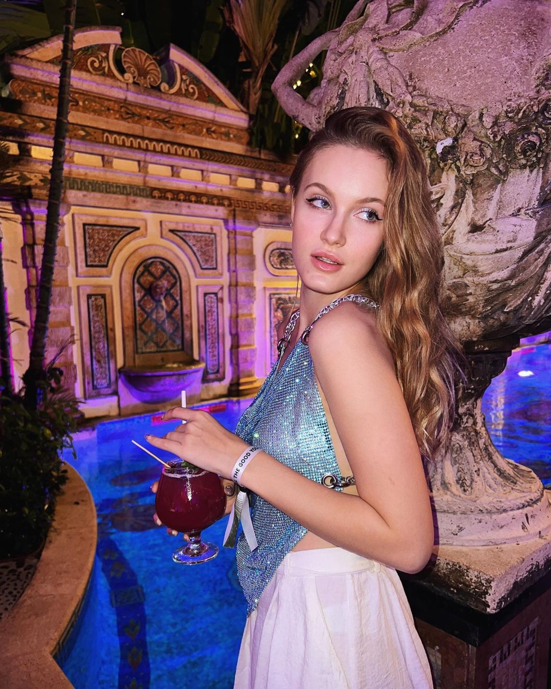俄羅斯25歲網紅波麗娜(Polina Nioly)近來拍片爆料,前男友竟然以「追求事業」為由和她分手,不甘被甩的她沒有自怨自艾,反而想出最強報復方法,跑去和對方老闆交往,引發網友討論。(IG@nioly) 俄羅斯25歲網紅波麗娜(Polina Nioly)近來拍片爆料,前男友竟然以「追求事業」為由和她分手,不甘被甩的她沒有自怨自艾,反而想出最強報復方法,跑去和對方老闆交往,引發網友討論。(IG@nioly)