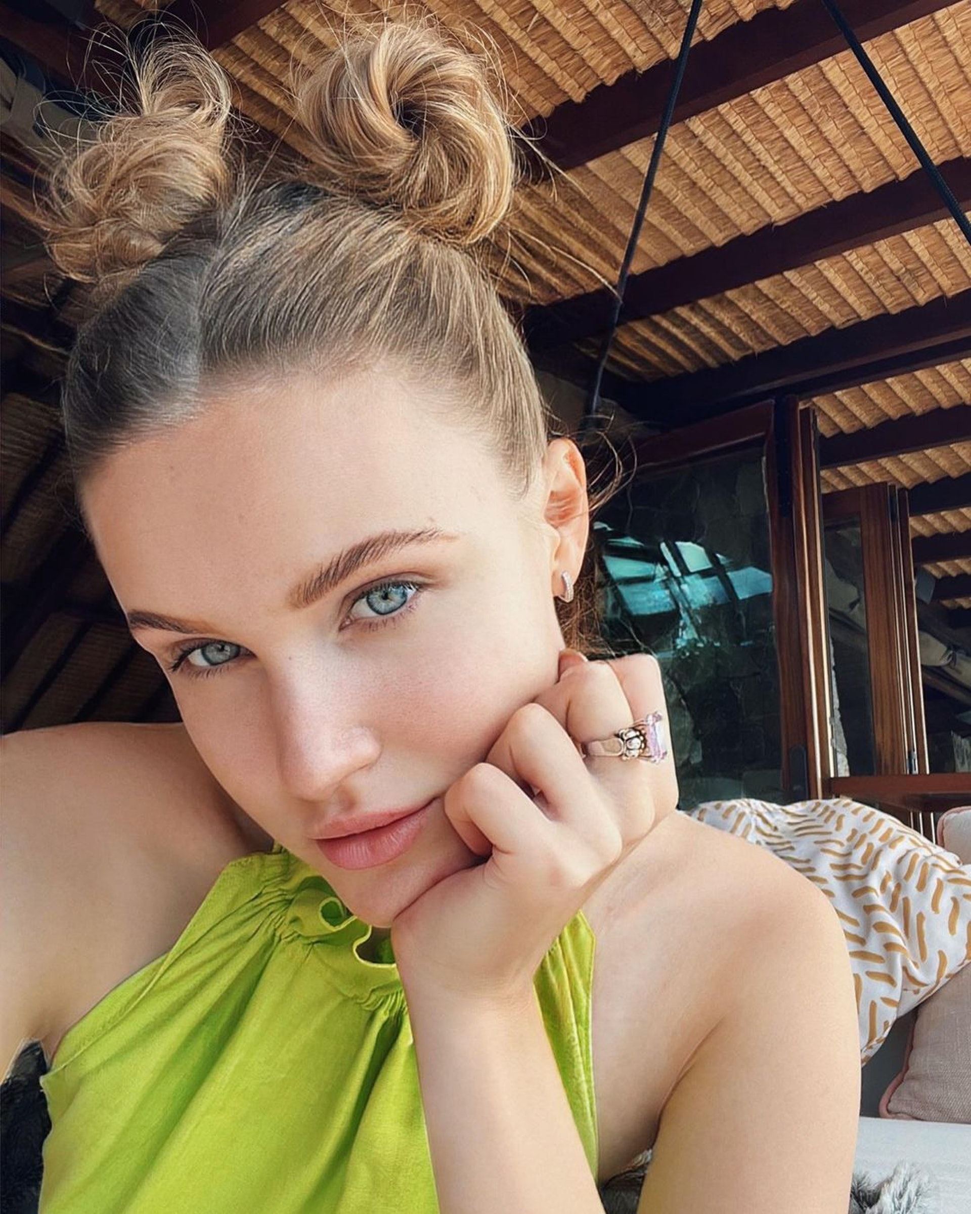 俄羅斯25歲網紅波麗娜(Polina Nioly)近來拍片爆料,前男友竟然以「追求事業」為由和她分手,不甘被甩的她沒有自怨自艾,反而想出最強報復方法,跑去和對方老闆交往,引發網友討論。(IG@nioly) 俄羅斯25歲網紅波麗娜(Polina Nioly)近來拍片爆料,前男友竟然以「追求事業」為由和她分手,不甘被甩的她沒有自怨自艾,反而想出最強報復方法,跑去和對方老闆交往,引發網友討論。(IG@nioly)