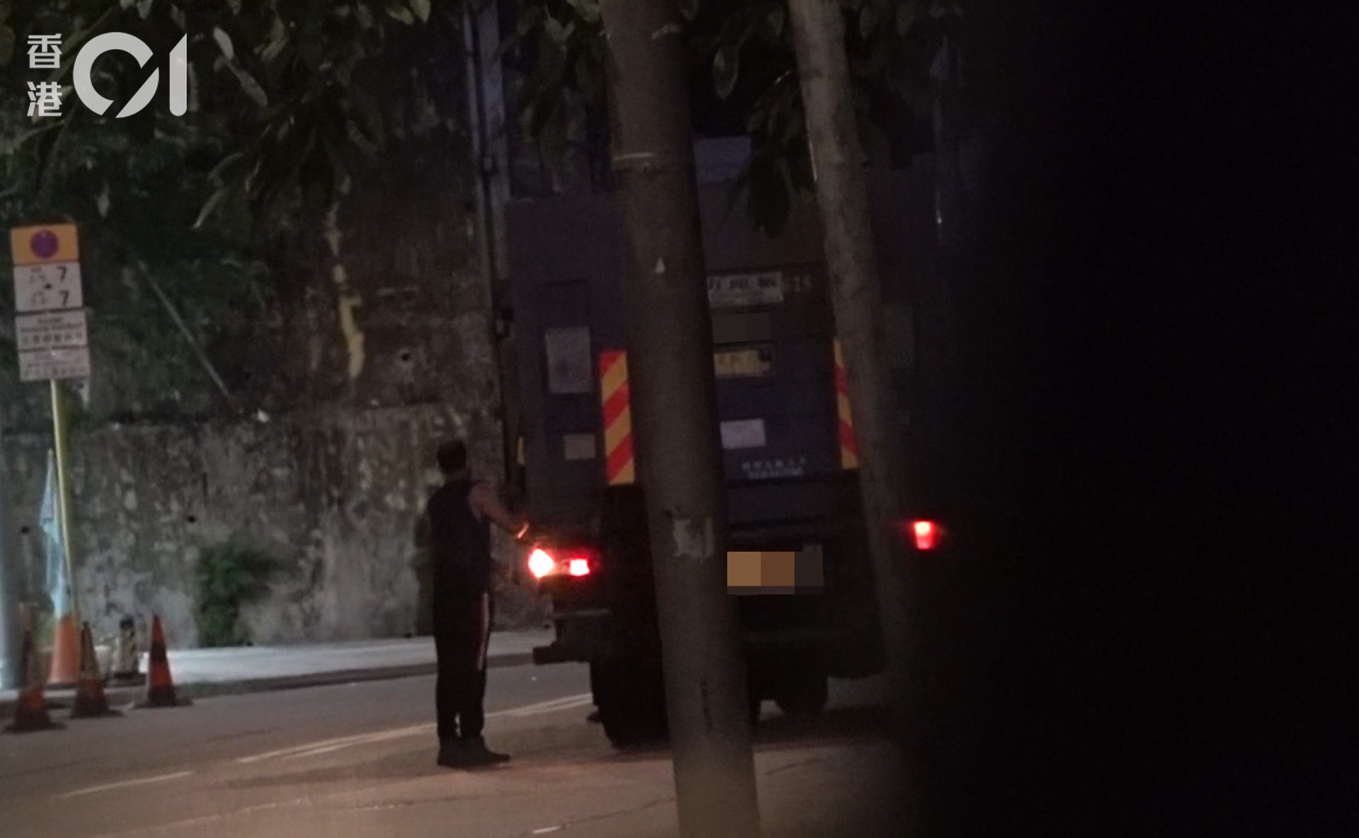 4月初約凌晨1時,該架涉事的跨境運菜車駛進火炭工業區落貨,一名工人負責分發數百個膠箱。(香港01記者攝) 4月初約凌晨1時,該架涉事的跨境運菜車駛進火炭工業區落貨,一名工人負責分發數百個膠箱。(香港01記者攝)