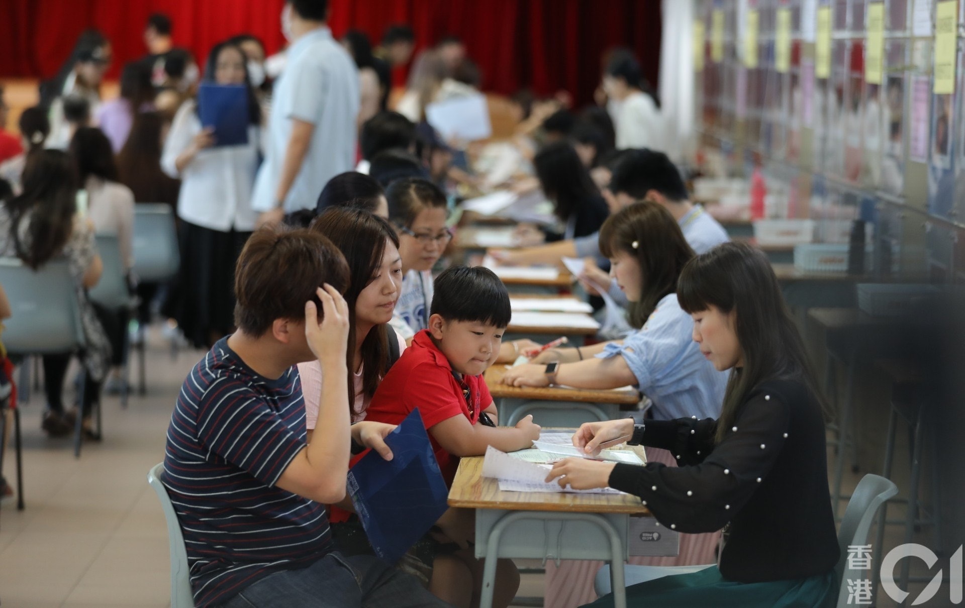 以往家長在統一派位中心內領取「小一註冊證」情況。（資料圖片 / 林若勤攝）
