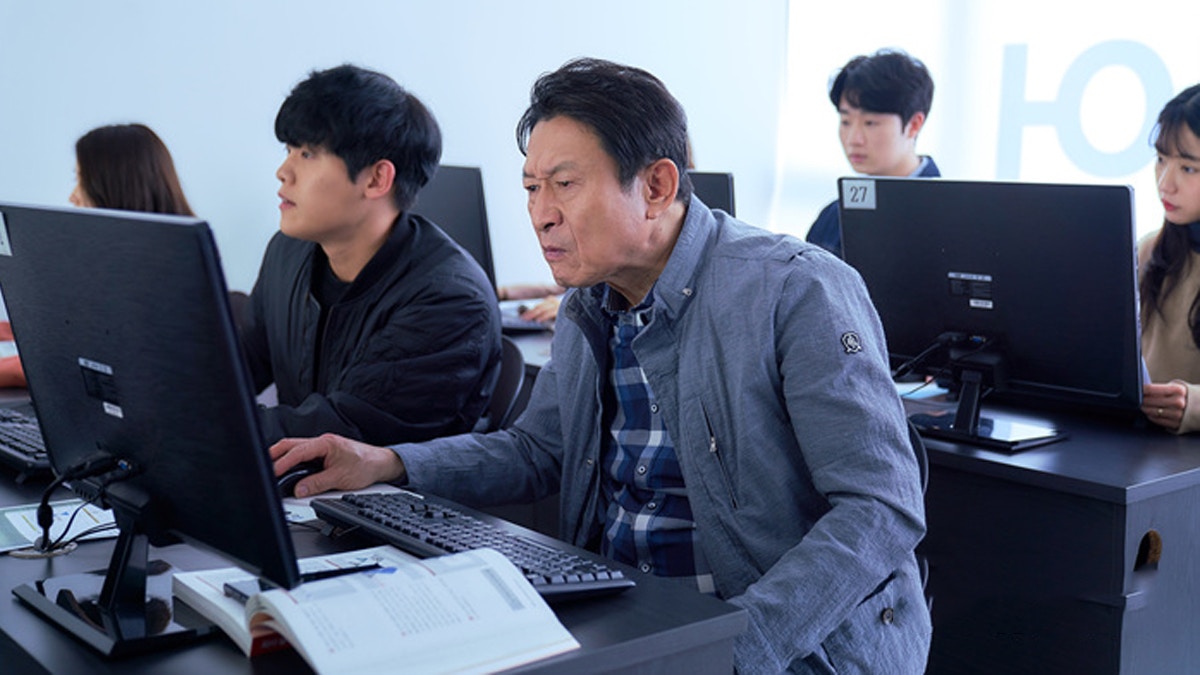樓主在網上分享其老闆不懂得用Excel，認為計得不準，便鬧他「點解唔用計數機」，帖文引來網民表示太有共鳴。（《上司實習生》劇照）