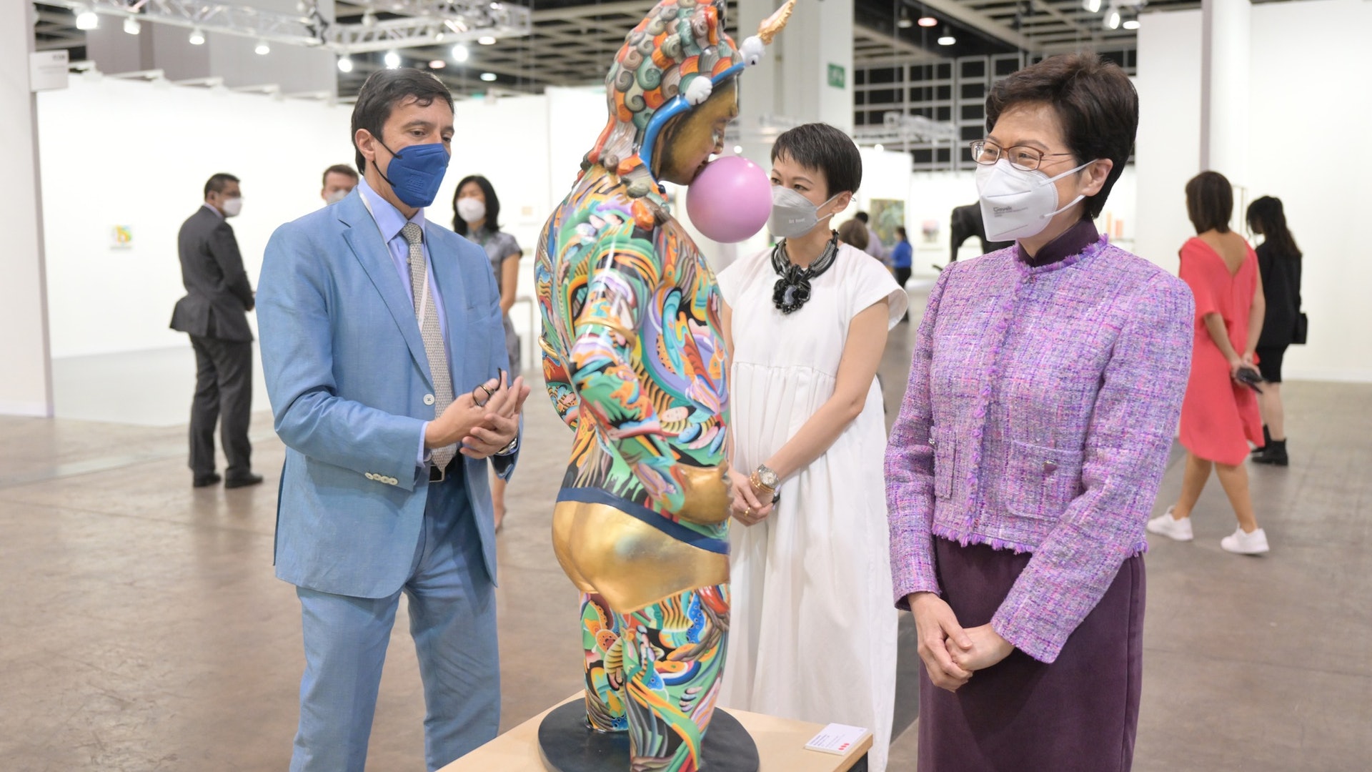 林鄭偷得浮生半日閒參觀藝術展 冀下屆政府令文化之都更上一層樓 林鄭偷得浮生半日閒參觀藝術展 冀下屆政府令文化之都更上一層樓