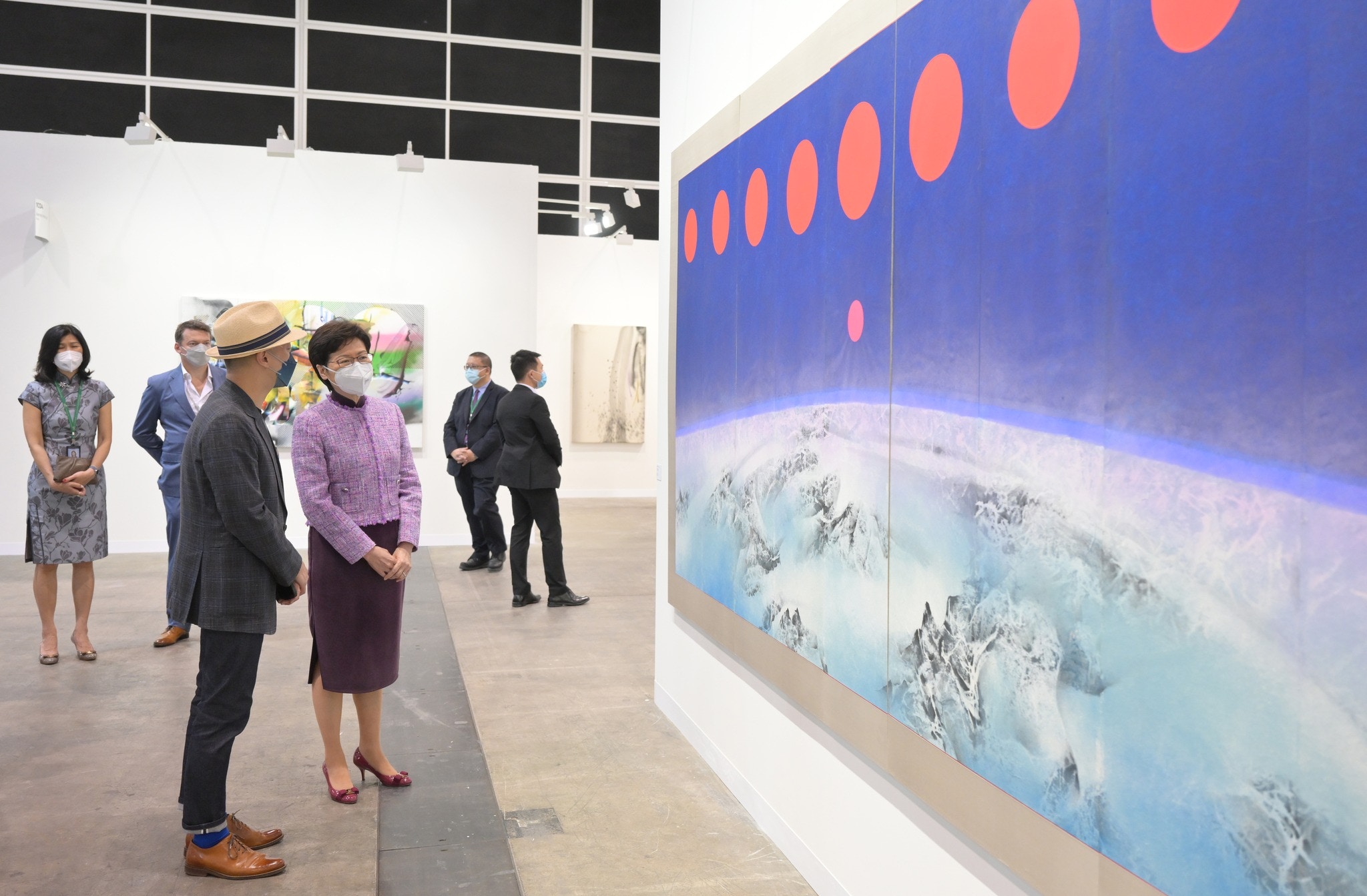 林鄭月娥參觀2022 Art Basel Hong Kong 巴塞爾藝術展（香港展會）。（林鄭月娥Facebook）