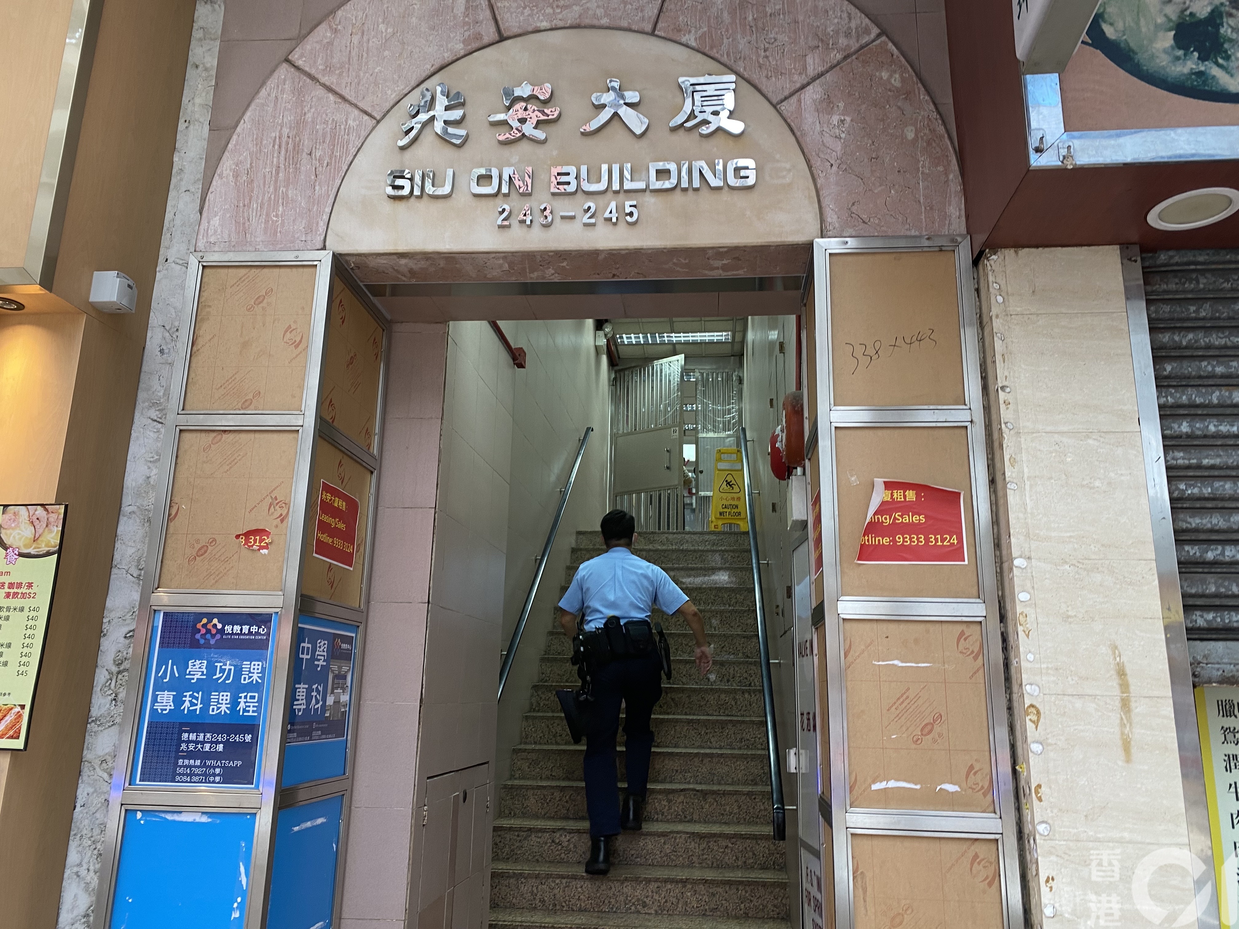 警方於德輔道西243-245號兆安大廈現場登樓調查。（陳浩然攝）