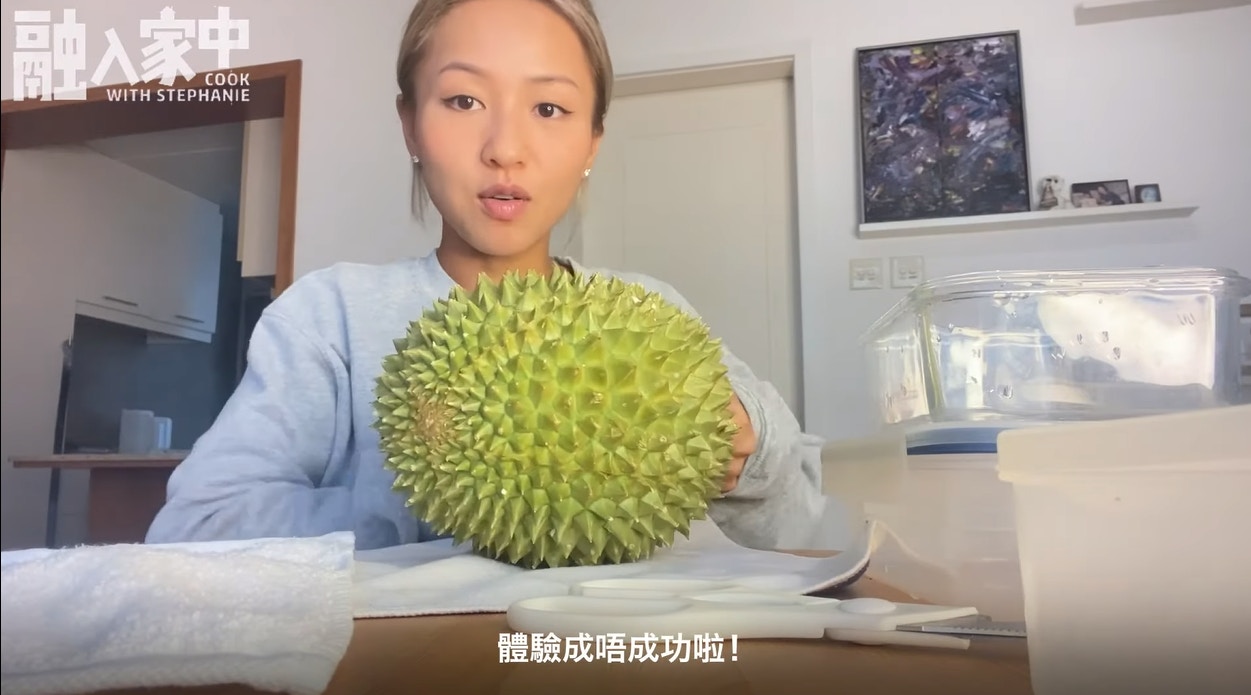 鄭融在自己的YouTube Channel示範用水果刀及剪刀開榴槤。