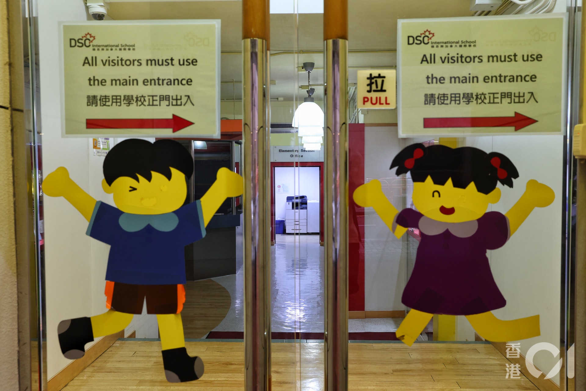 衞生署5月27日公布太古城德思齊加拿大國際學校(DSC International School)其中一個班房先後有四名師生確診新冠病毒。(羅君豪攝) 衞生署5月27日公布太古城德思齊加拿大國際學校(DSC International School)其中一個班房先後有四名師生確診新冠病毒。(羅君豪攝)