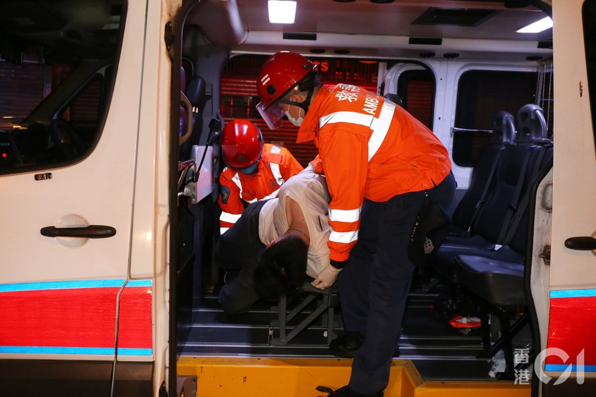 涉醉駕的男司機,在警車內醉倒,最終要由救護員抬落車,躺臥擔架床送院。(張家豪攝) 涉醉駕的男司機,在警車內醉倒,最終要由救護員抬落車,躺臥擔架床送院。(張家豪攝)