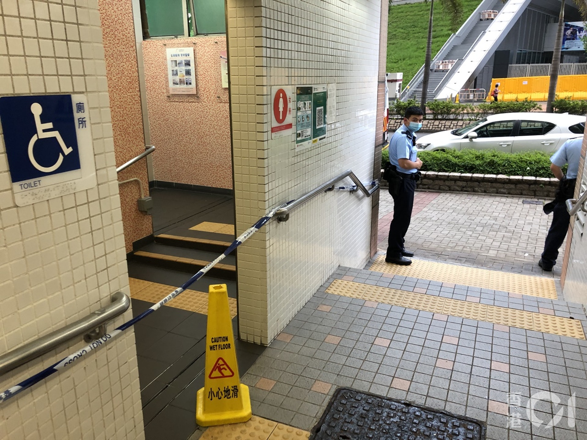 警員封鎖涉案公廁調查。(翁鈺輝攝) 警員封鎖涉案公廁調查。(翁鈺輝攝)