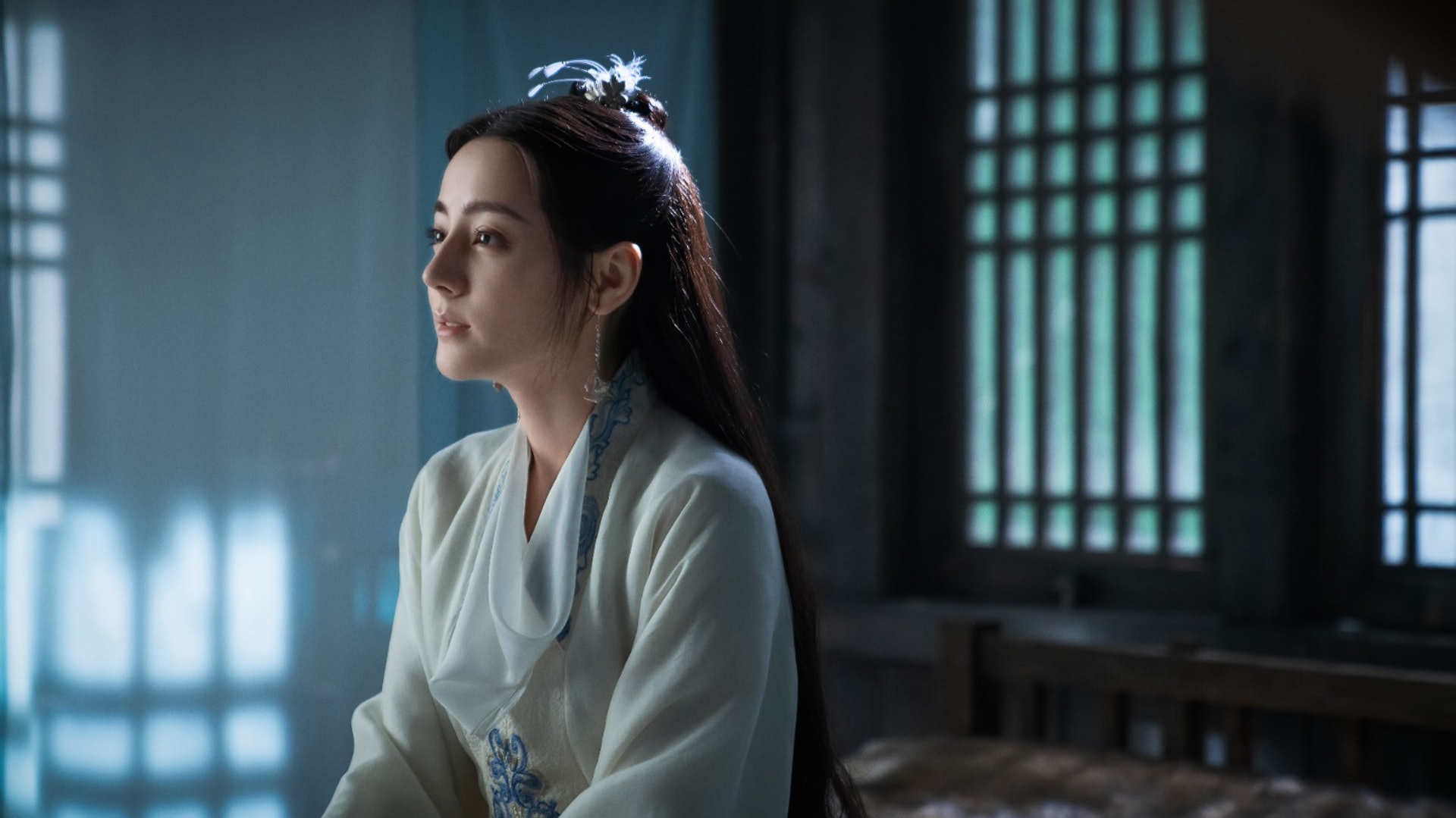 迪麗熱巴飾演的紀雲禾是御靈師,職責是教化犯了事的妖獸。(劇照) 迪麗熱巴飾演的紀雲禾是御靈師,職責是教化犯了事的妖獸。(劇照)