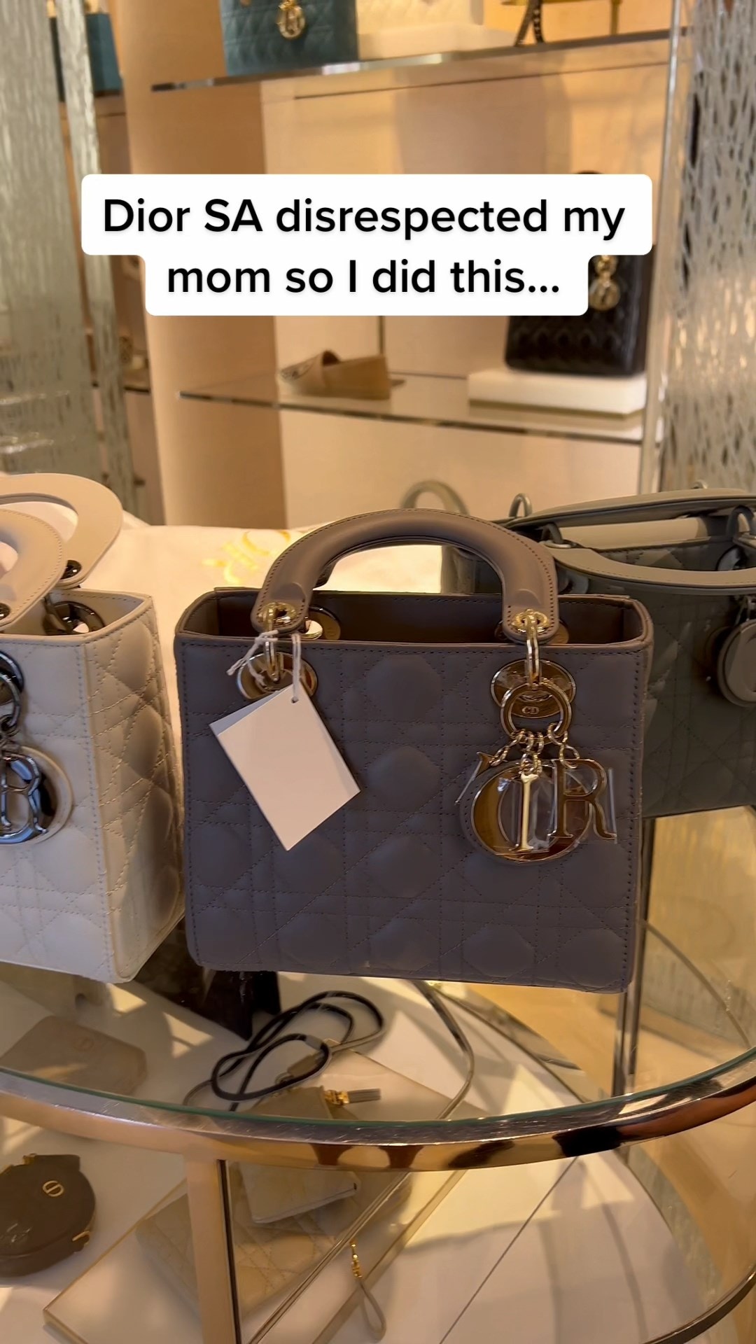 外國有女子聲稱，其母因穿着普通而在意大利羅馬的奢侈品名牌店DIOR遭店員冷待鄙視，她隔天帶母親到同該間DIOR「報復」，掃光另1名店員推薦的所有手袋。（影片截圖）