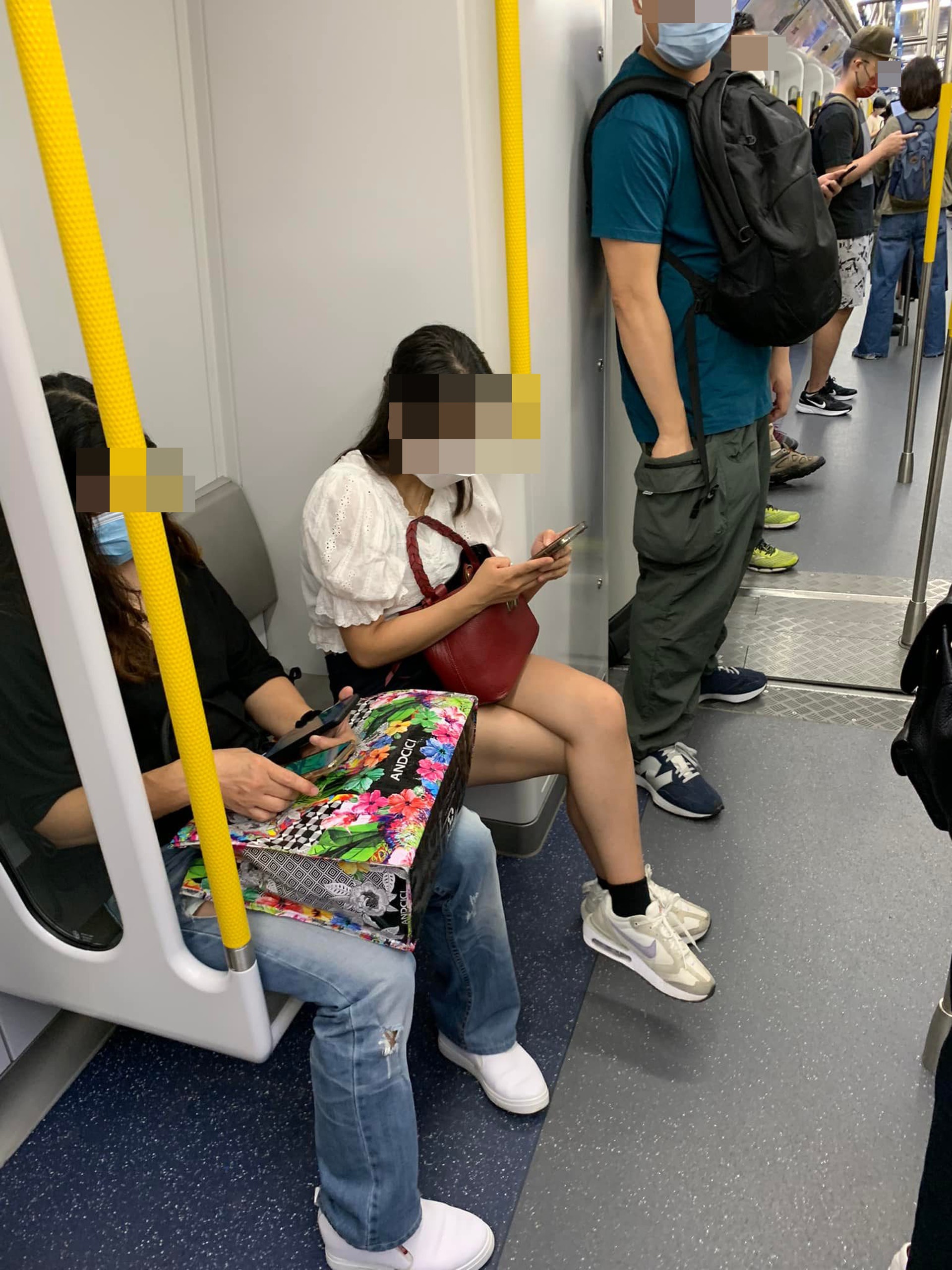 人夫指日前搭港鐵時,其懷孕38周的太太被一名女乘客爭位坐。(Facebook群組「大埔人大埔谷」) 人夫指日前搭港鐵時,其懷孕38周的太太被一名女乘客爭位坐。(Facebook群組「大埔人大埔谷」)