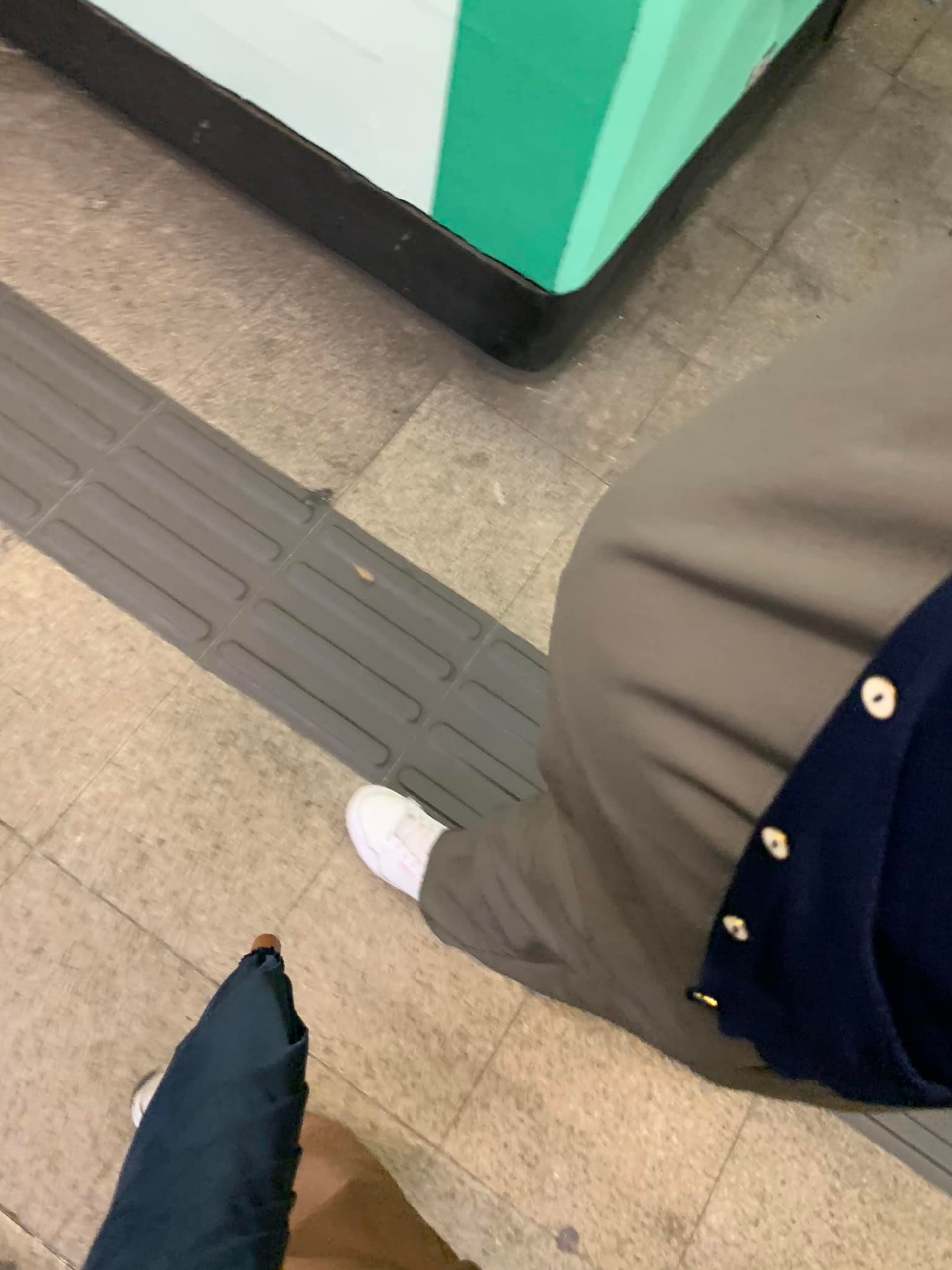 人夫稱,該女乘客上車前便貼在他們身後,「到沙田話有位,條女一開始係撳緊電話,見到我行過嗰個位度跟住就揼地加速,喺我身後攝埋入去」。(Facebook群組「大埔人大埔谷」) 人夫稱,該女乘客上車前便貼在他們身後,「到沙田話有位,條女一開始係撳緊電話,見到我行過嗰個位度跟住就揼地加速,喺我身後攝埋入去」。(Facebook群組「大埔人大埔谷」)