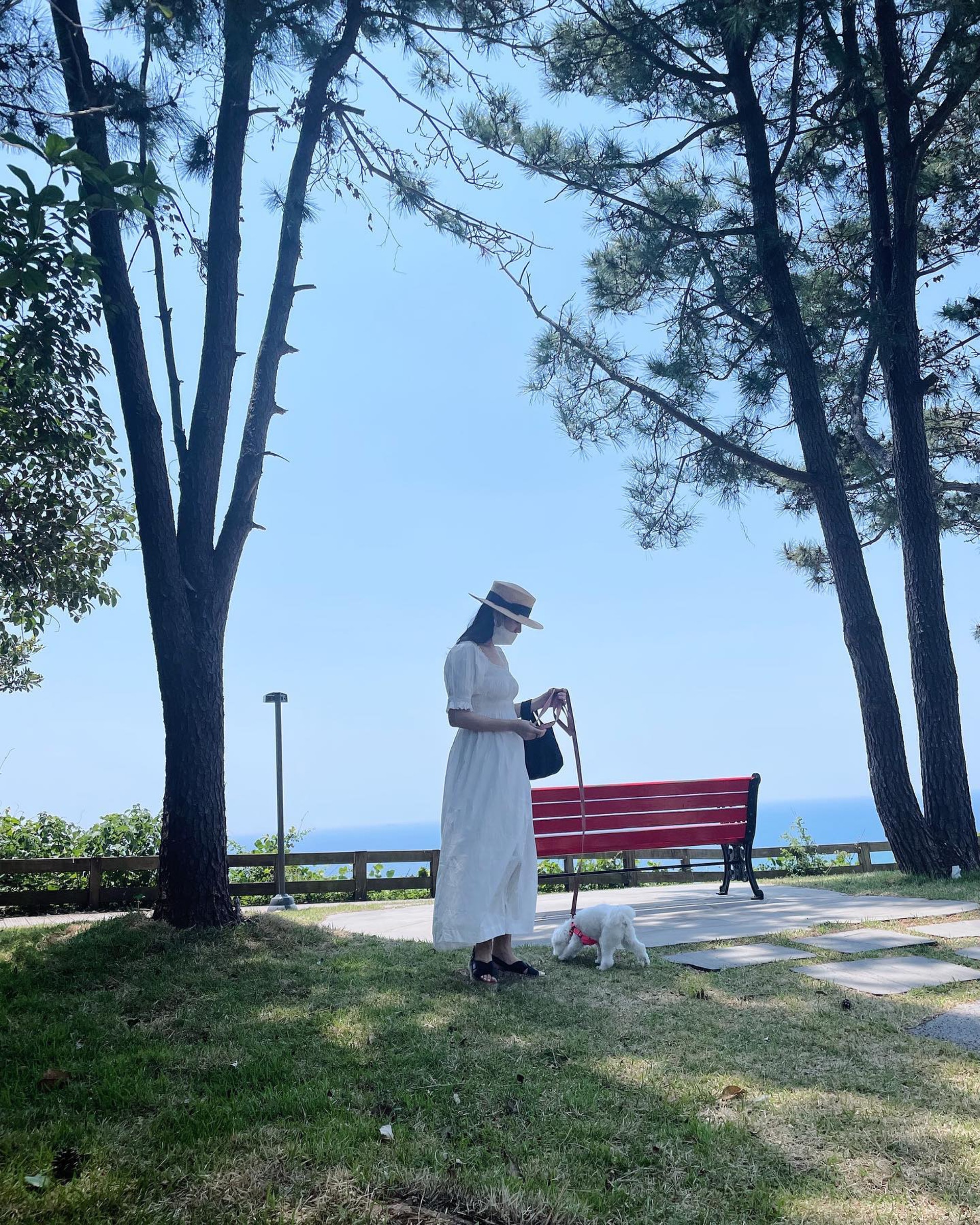 孫藝珍因穿上鬆身衫小腹隆起而惹來懷孕的猜測。(IG/@yejinhand) 孫藝珍因穿上鬆身衫小腹隆起而惹來懷孕的猜測。(IG/@yejinhand)