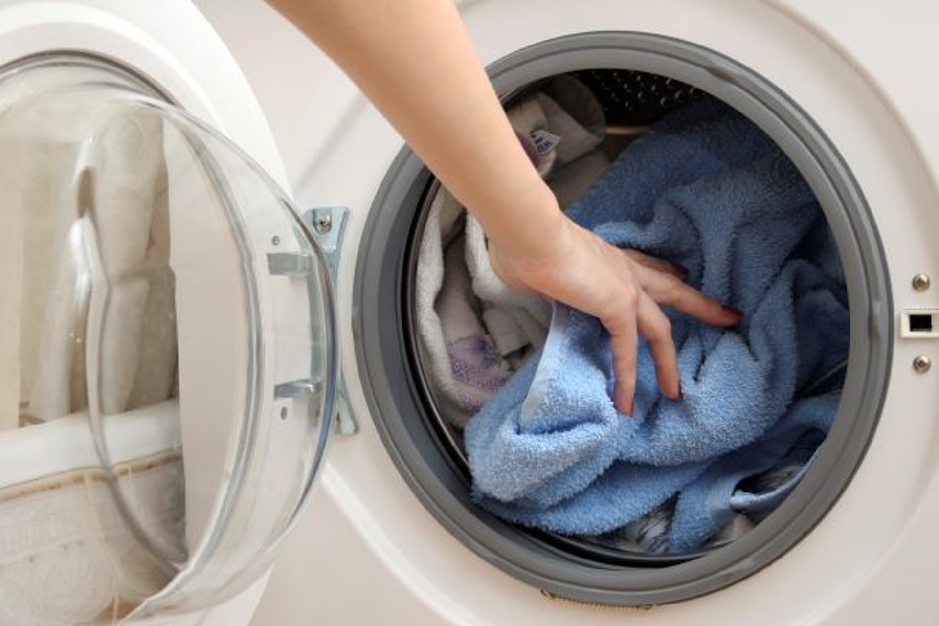 日本有研究指出，殘留的洗衣粉會變成霉菌的養分，比起每天都使用的洗衣機，一周只使用2至3次的洗衣機更容易滋生霉菌。(資料圖片)