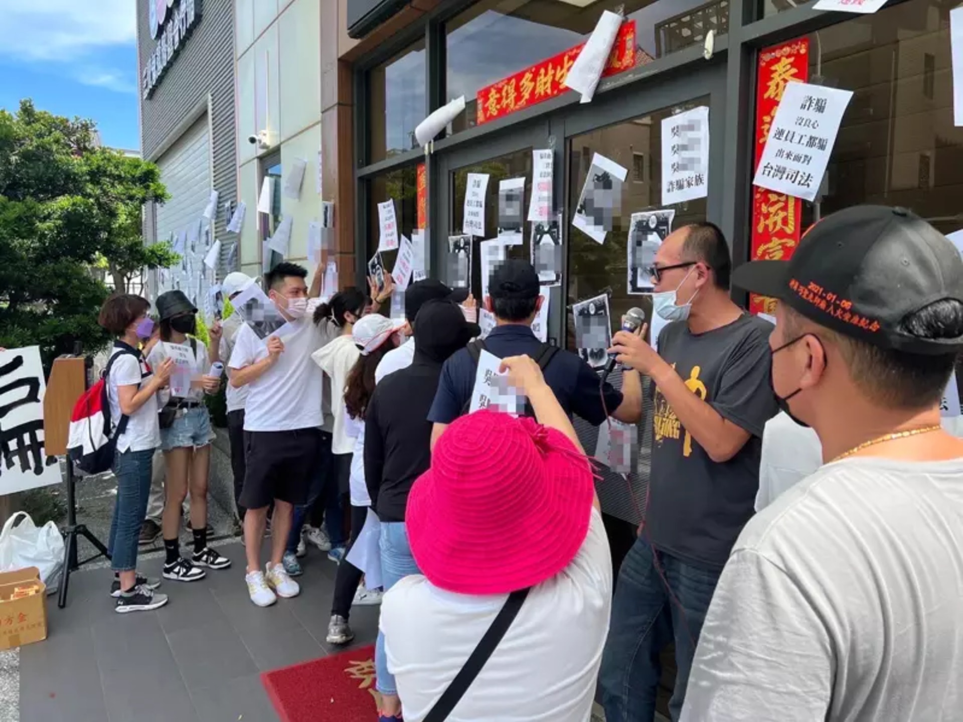 國順科技公司被控侵佔廠商商品、貨款、保證金,被害廠商、員工組成自救會,29日上午前往國順大門前張貼傳單、舉看板抗議。(聯合新聞網授權使用) 國順科技公司被控侵佔廠商商品、貨款、保證金,被害廠商、員工組成自救會,29日上午前往國順大門前張貼傳單、舉看板抗議。(聯合新聞網授權使用)