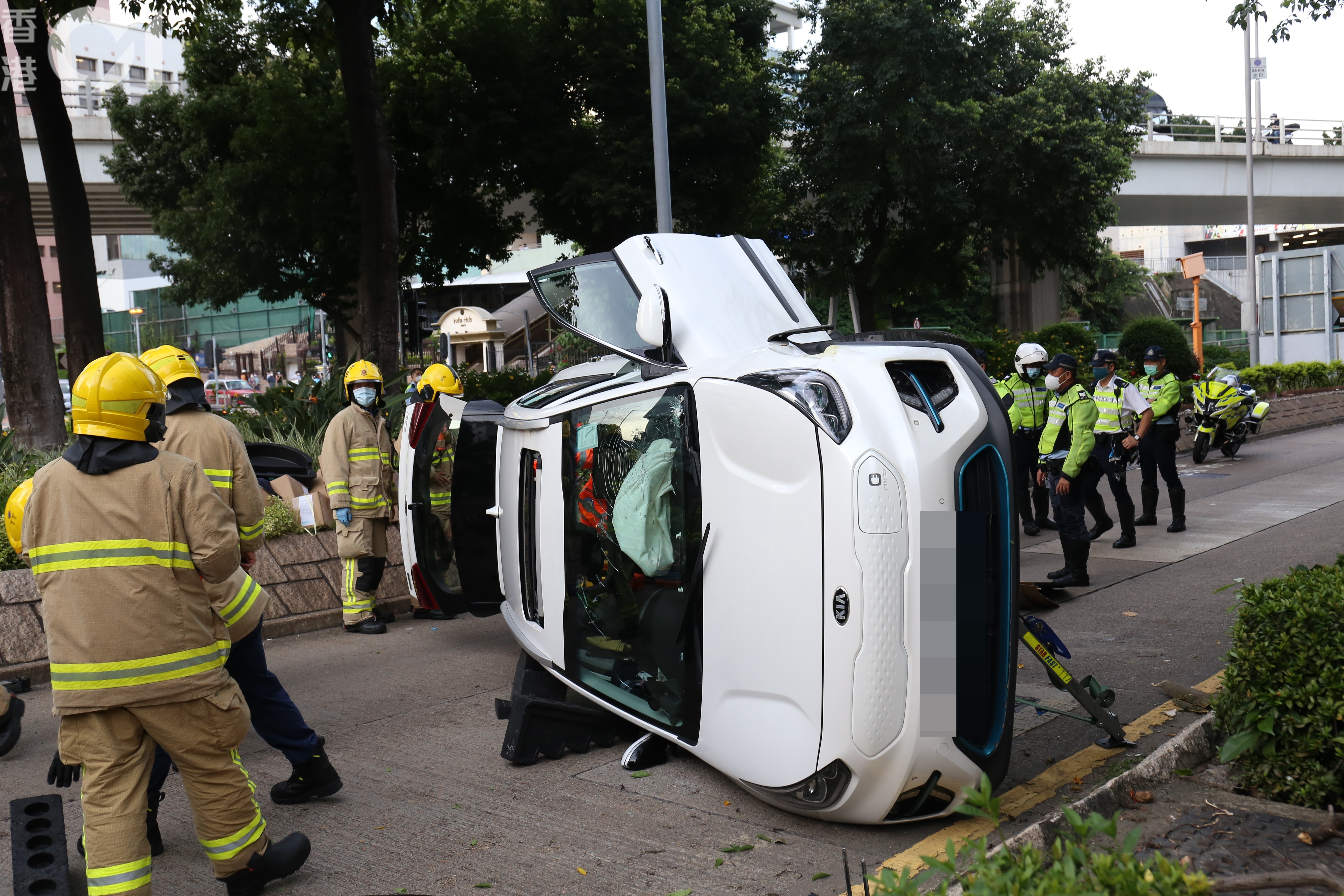 佐敦加士居道私家車翻側一人傷現場大排車龍 佐敦加士居道私家車翻側一人傷現場大排車龍