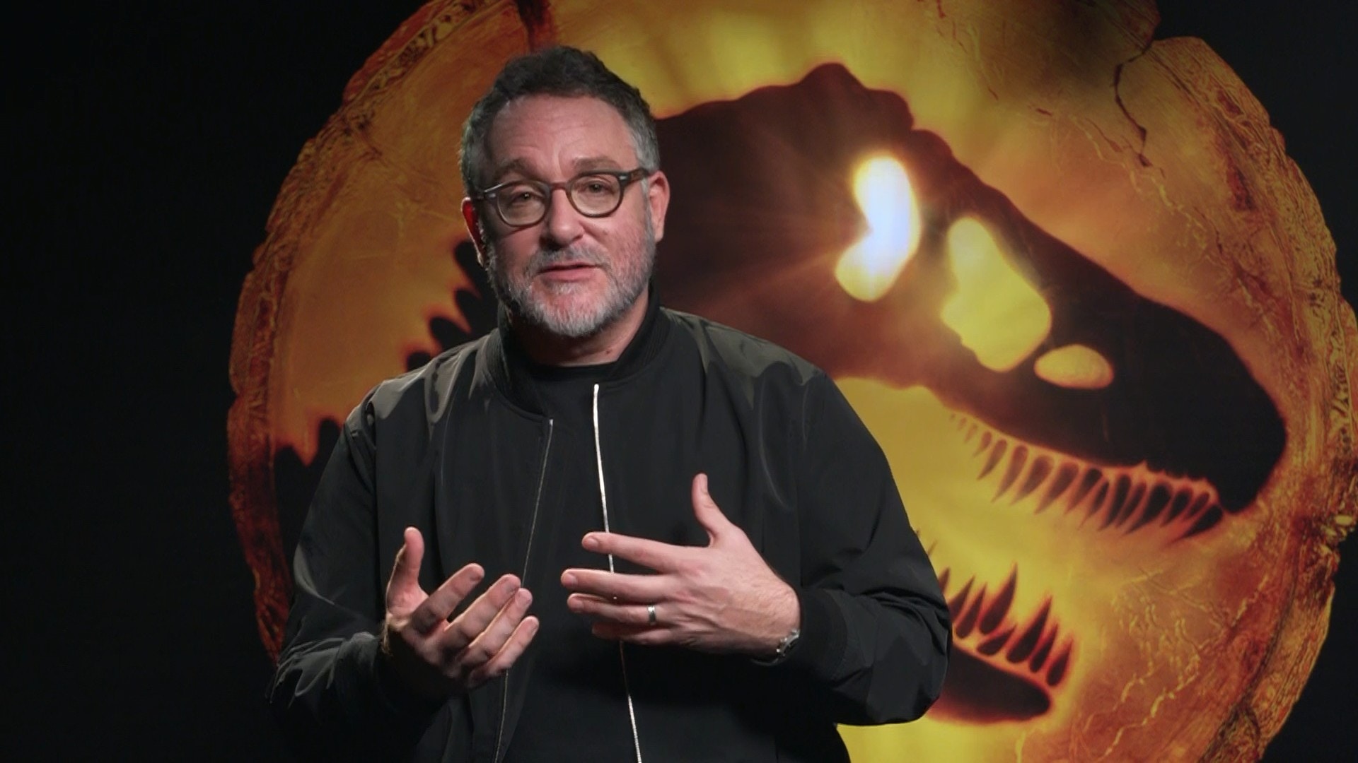 導演Colin Trevorrow大賣關子，指還有很多內容是預告中沒有出現的，叫觀眾期待一下。（影片截圖）