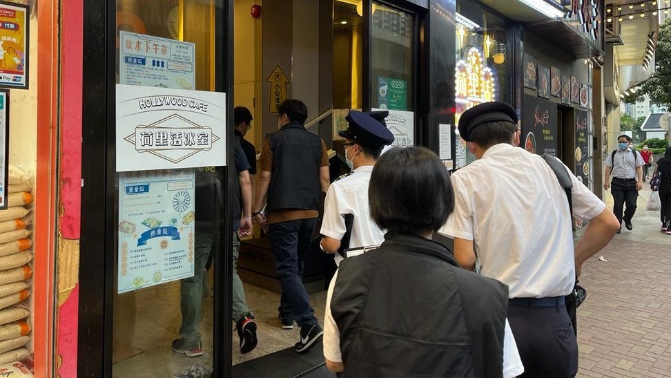 第三階段疫苗通行證生效 警夥食環巡查西區 17人罰款4人收傳票 第三階段疫苗通行證生效 警夥食環巡查西區 17人罰款4人收傳票