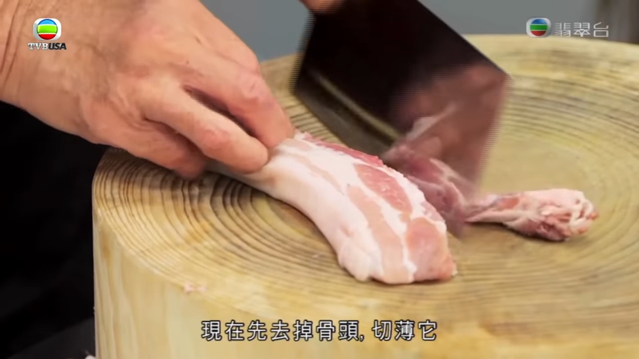 【小貼士】很多人覺得食糭要配肥豬肉，但鼎爺選的是一塊偏瘦的五花腩，把它起骨、切薄，因太大塊也不適合用來包糭。（節目截圖：《阿爺廚房》）