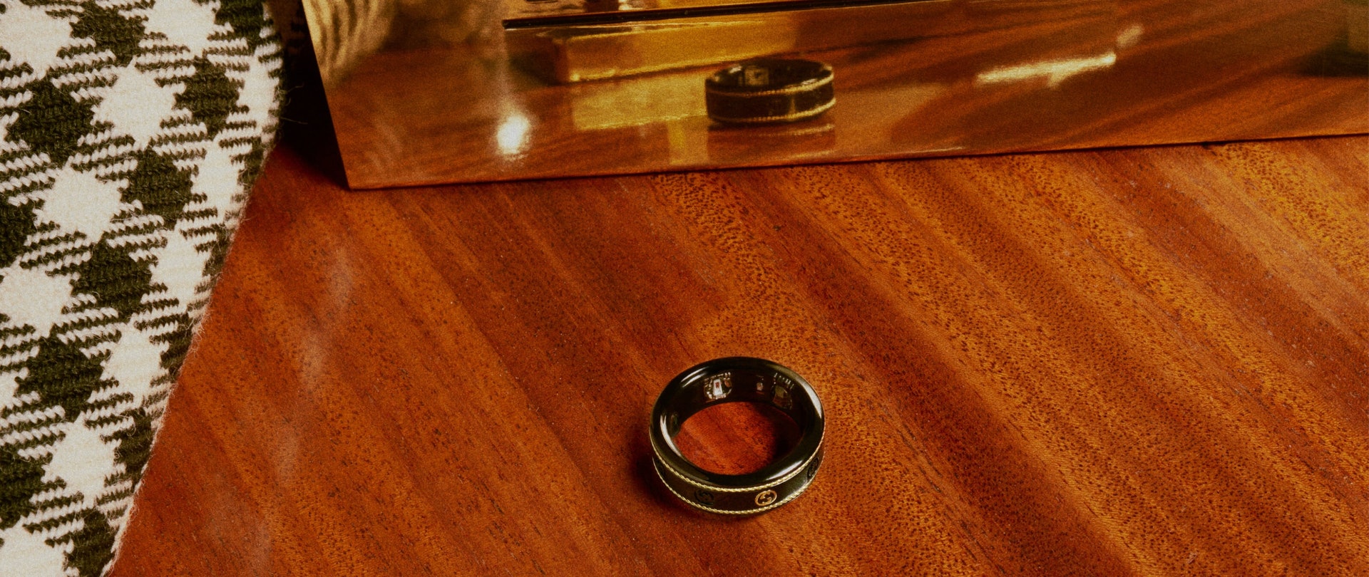 Gucci x Oura 智能戒指外形與 Gucci 旗下的黑金色招牌戒指出品 Icon Ring 非常相似，同樣是以黑色合成剛玉作為基礎素材，另外再在外邊加上 18k 黃金商標及編織裝飾。