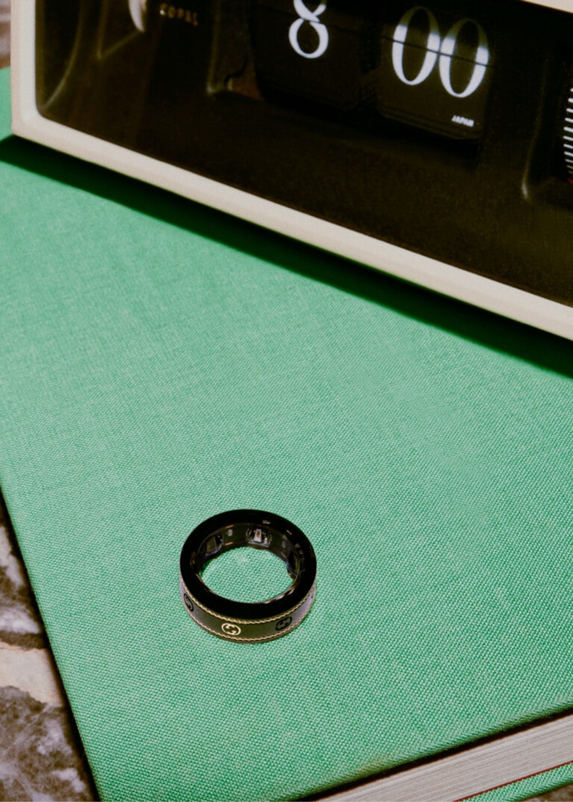Gucci x Oura 智能戒指外形與 Gucci 旗下的黑金色招牌戒指出品 Icon Ring 非常相似，同樣是以黑色合成剛玉作為基礎素材，另外再在外邊加上 18k 黃金商標及編織裝飾。
