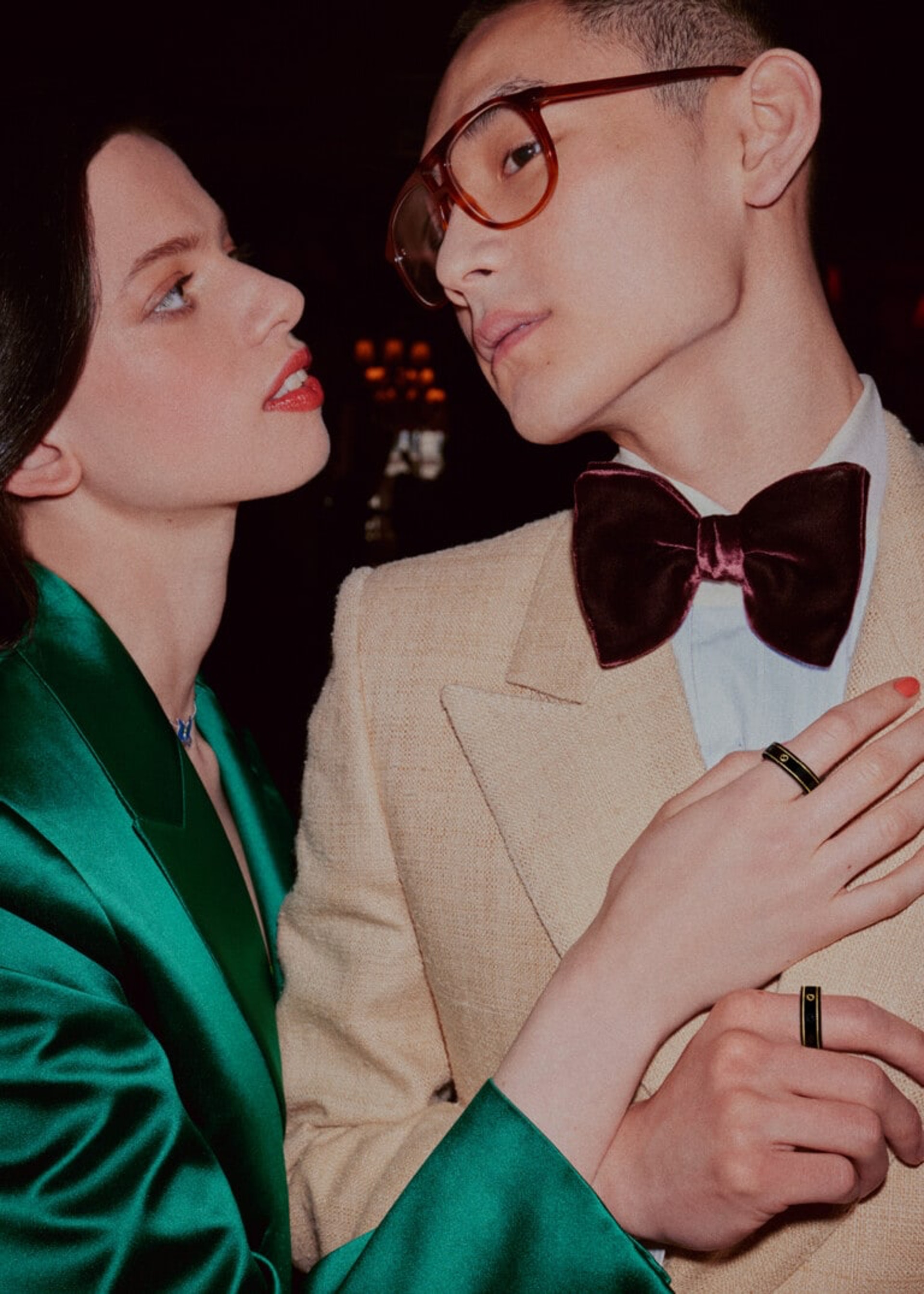 Gucci x Oura 智能戒指外形與 Gucci 旗下的黑金色招牌戒指出品 Icon Ring 非常相似,同樣是以黑色合成剛玉作為基礎素材,另外再在外邊加上 18k 黃金商標及編織裝飾。