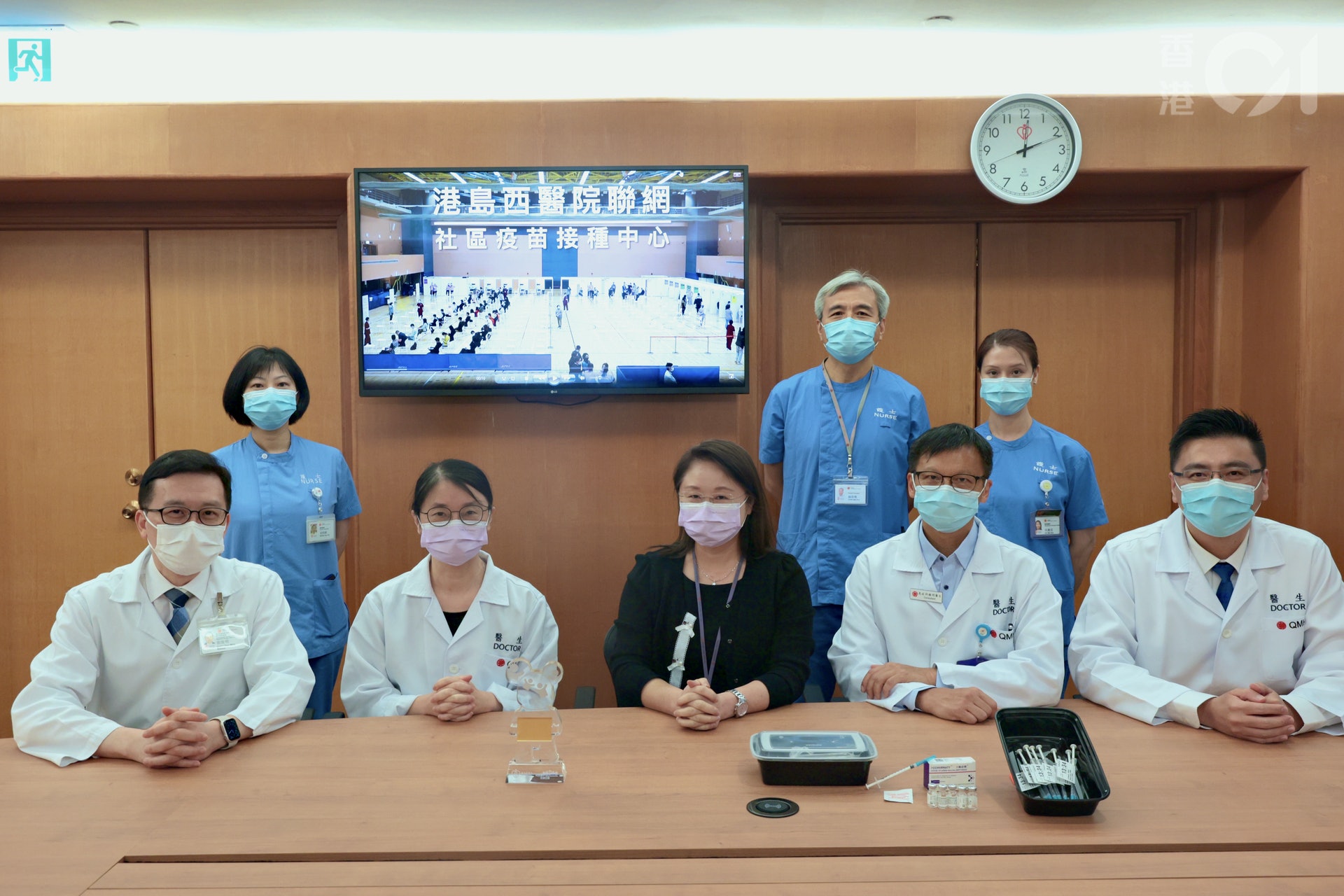 高峰一日2400人打針團隊急召救兵「放假都趕返嚟幫手」 高峰一日2400人打針團隊急召救兵「放假都趕返嚟幫手」