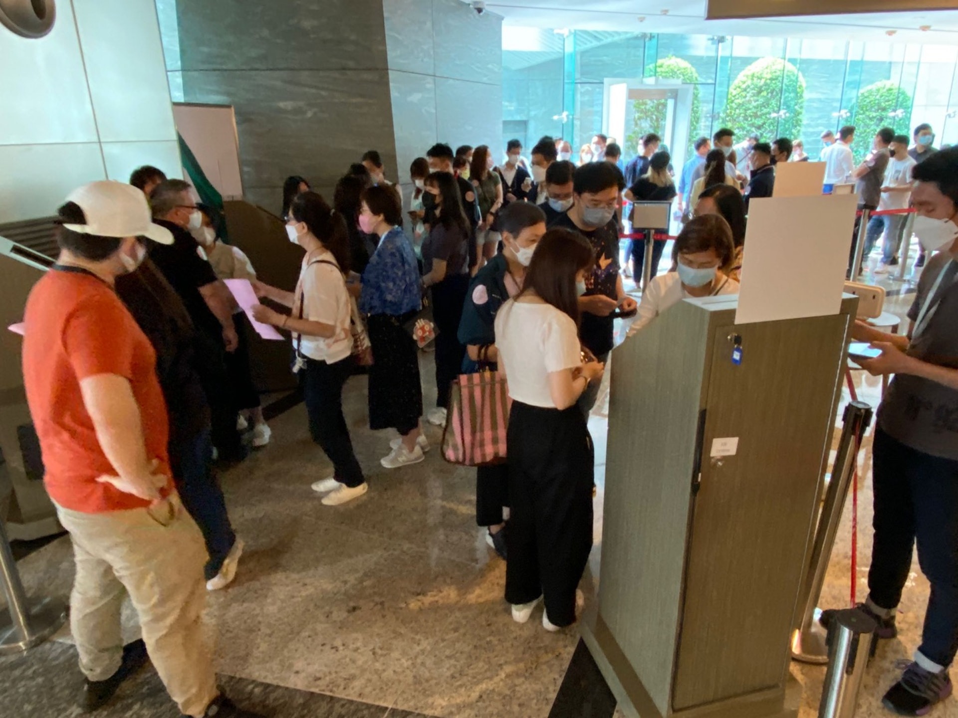 位於柯士甸環球貿易廣場(ICC) 的售樓處現場。 位於柯士甸環球貿易廣場(ICC) 的售樓處現場。