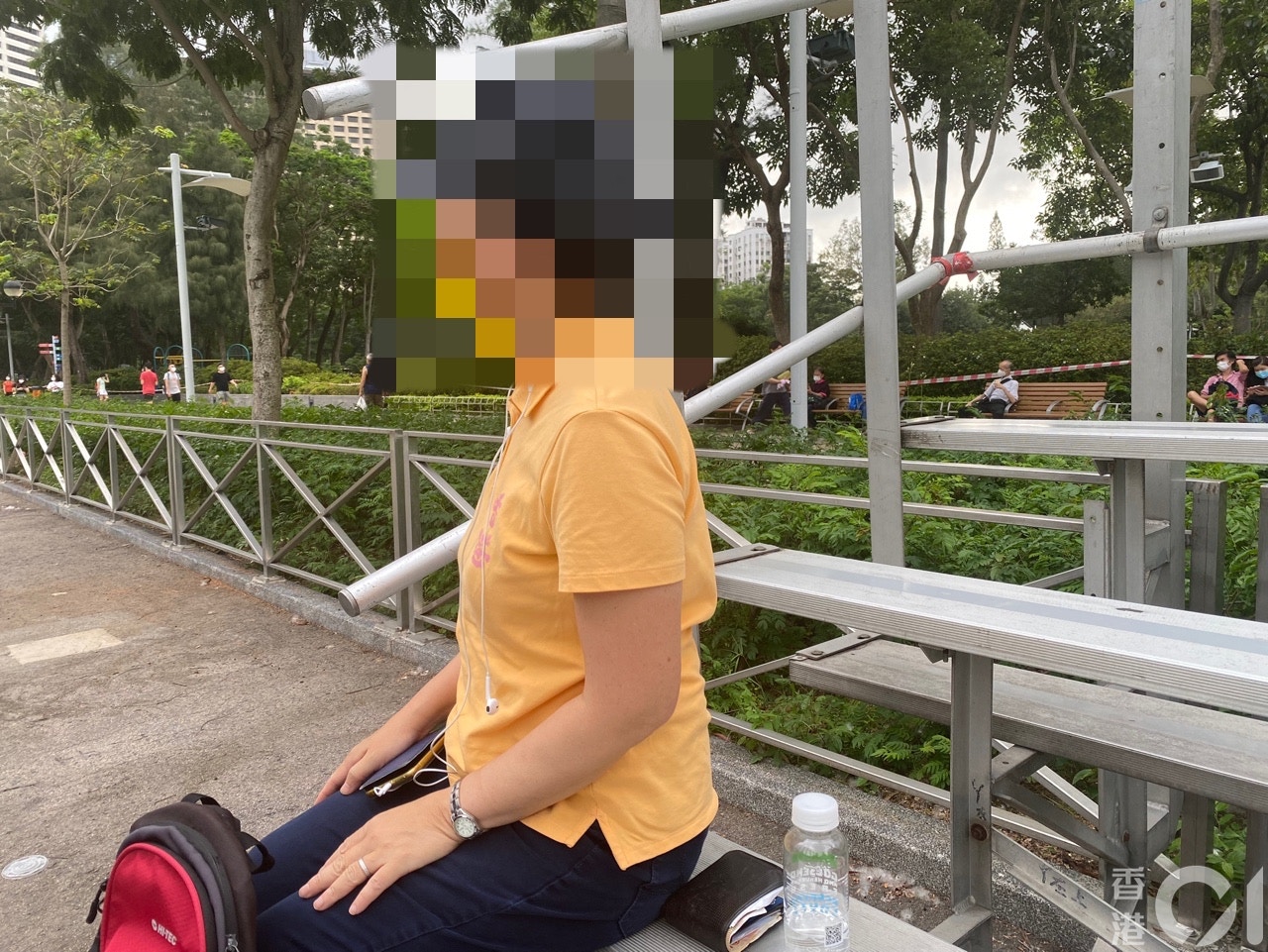 六四 女子維園吹 自由花 獅子山下 警搜袋記資料後放行