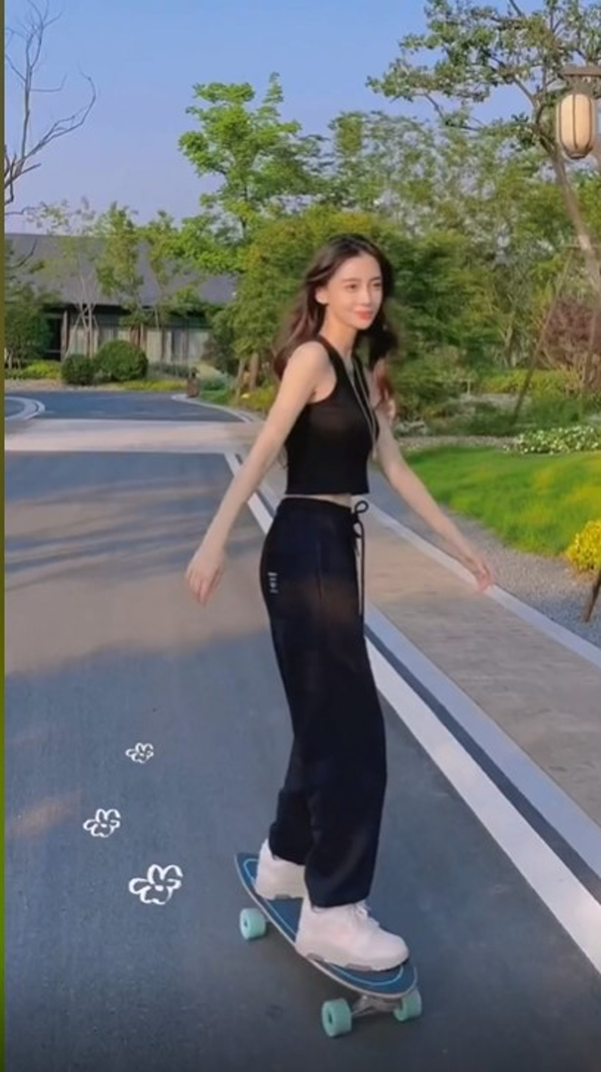 Angelababy玩滑板功架十足。(抖音) Angelababy玩滑板功架十足。(抖音)