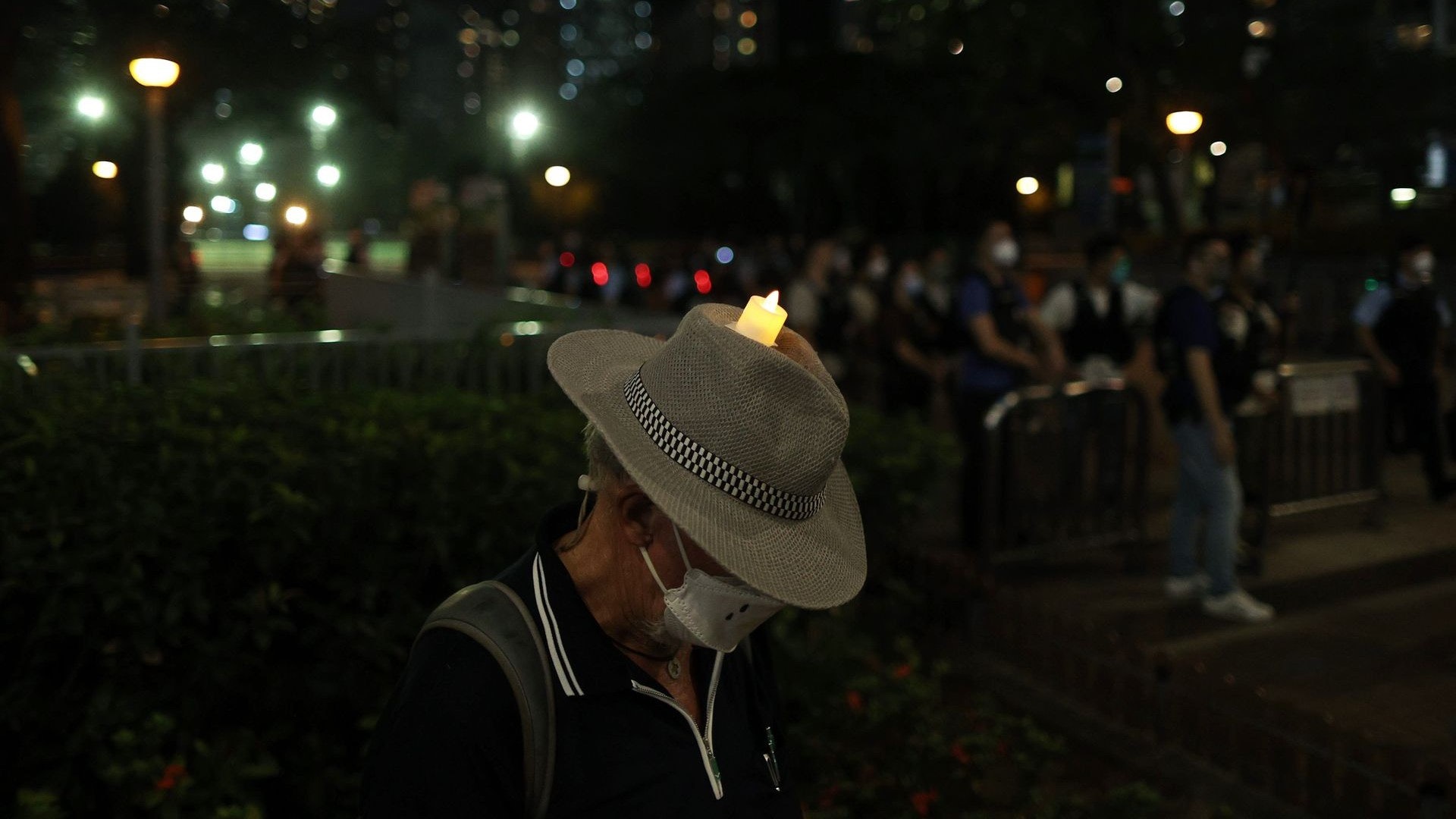 六四33|維園晚上封閉 市民銅鑼灣一帶展示燭光圖片 多人被截查 六四33|維園晚上封閉 市民銅鑼灣一帶展示燭光圖片 多人被截查
