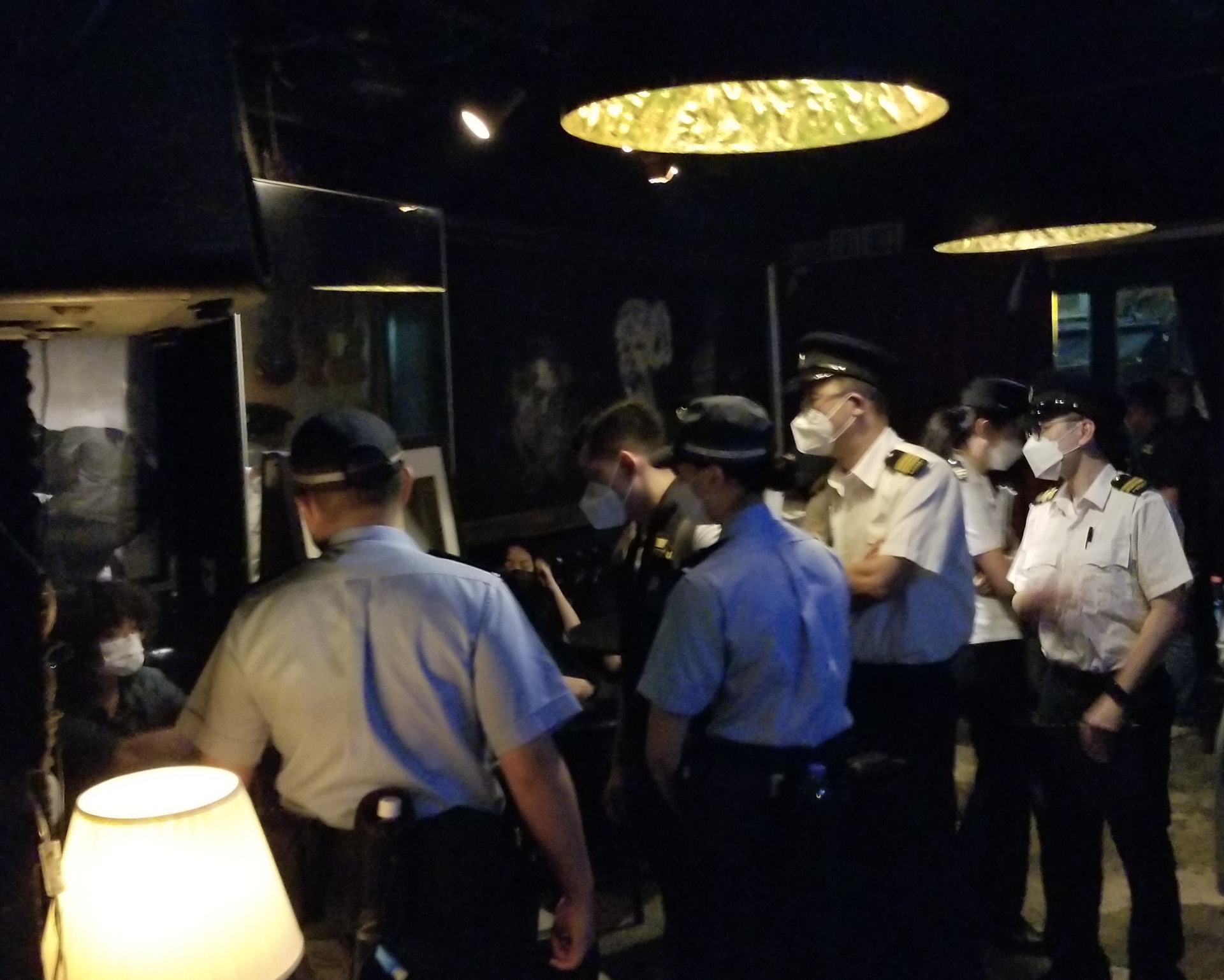 食物環境衞生署昨日(6月4日)與警方在中西區採取聯合行動,巡查酒吧/酒館等餐飲處所。(政府新聞處圖片) 食物環境衞生署昨日(6月4日)與警方在中西區採取聯合行動,巡查酒吧/酒館等餐飲處所。(政府新聞處圖片)