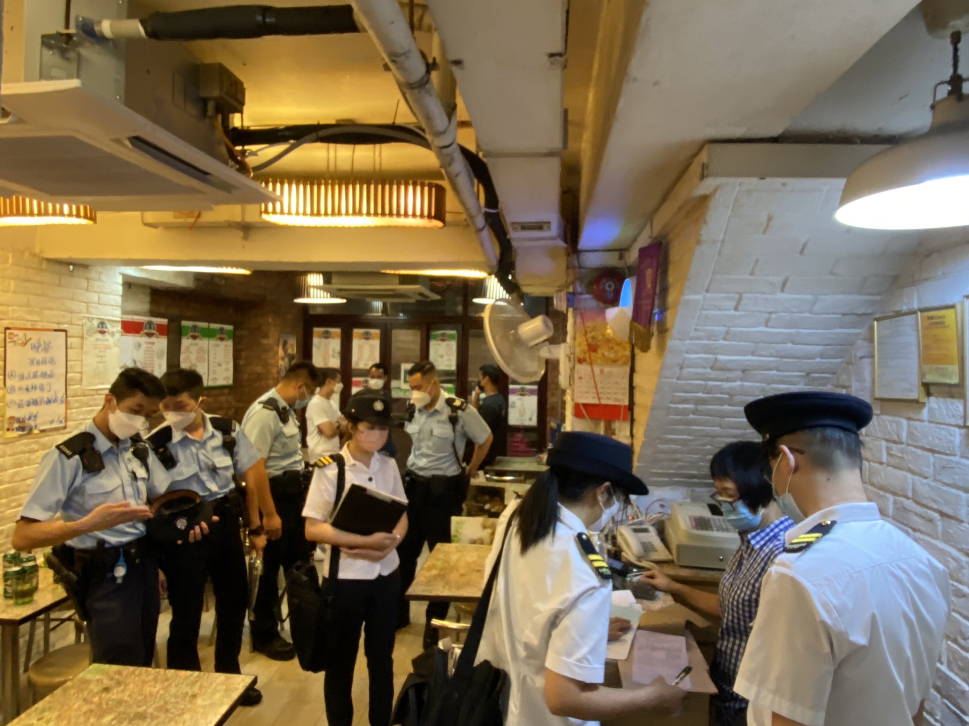 食物環境衞生署昨日(6月4日)與警方在旺角採取聯合行動,巡查餐飲處所。(政府新聞處圖片) 食物環境衞生署昨日(6月4日)與警方在旺角採取聯合行動,巡查餐飲處所。(政府新聞處圖片)