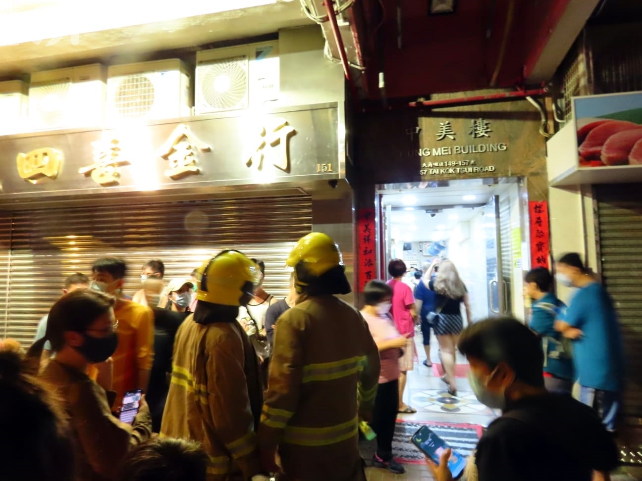消防到場將火救熄，並疏散居民。(讀者提供圖片)