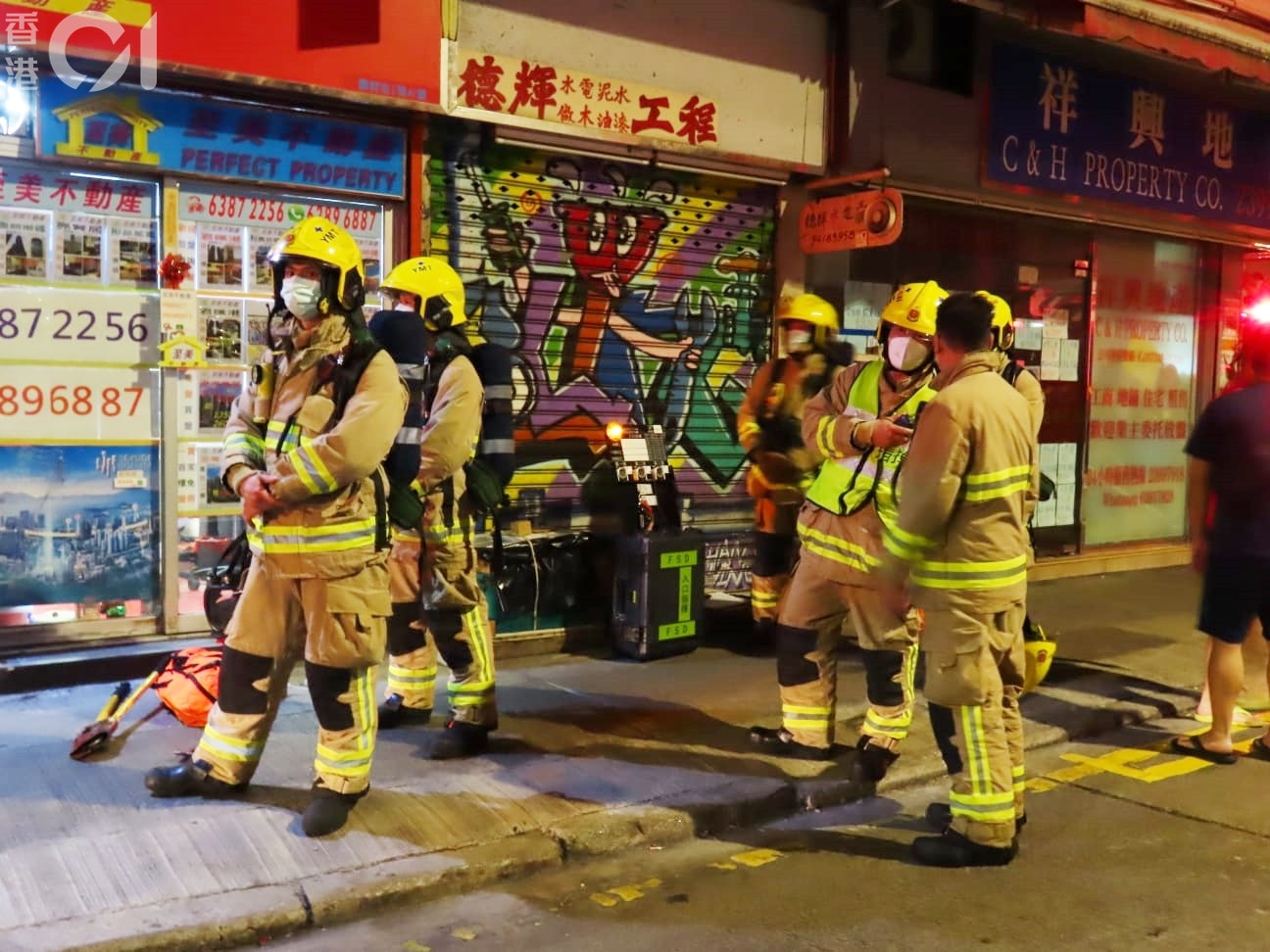 消防到場將火救熄，並疏散居民。(讀者提供圖片)