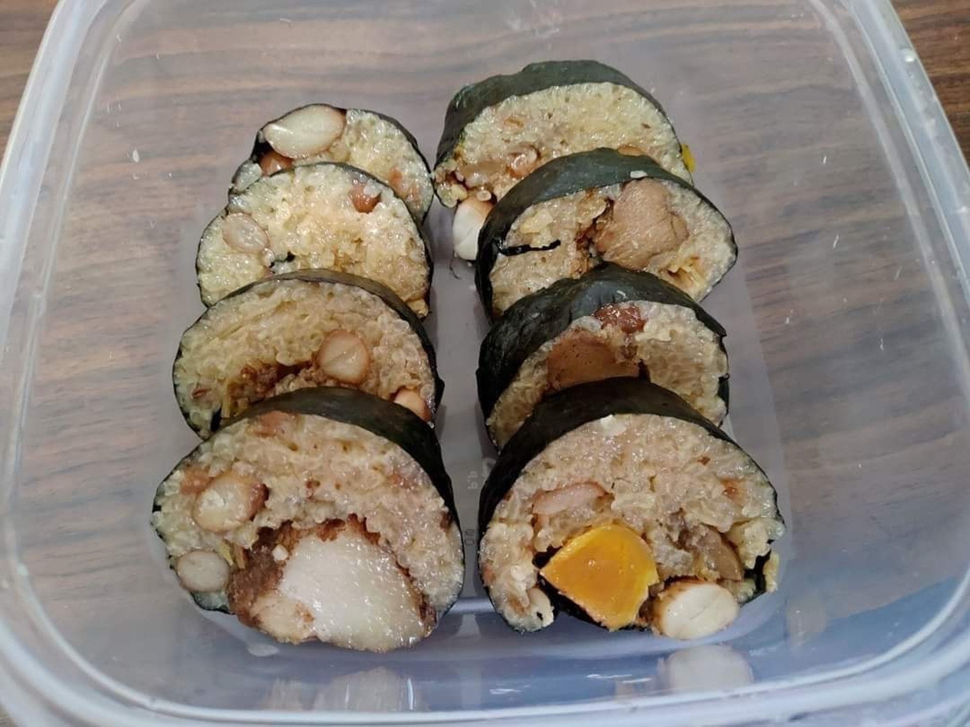 樓主在討論區發帖稱吃厭了肉糉,母親非常體貼地製作了「手卷壽司」,沒想到竟然是「海苔包肉糉」(facebook專頁「爆料公社」圖片) 樓主在討論區發帖稱吃厭了肉糉,母親非常體貼地製作了「手卷壽司」,沒想到竟然是「海苔包肉糉」(facebook專頁「爆料公社」圖片)