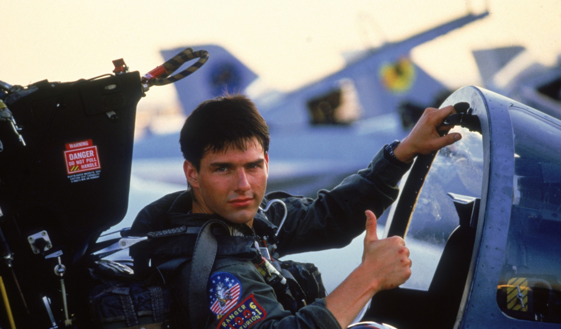 湯告魯斯憑1986年的《壯志凌雲》(Top Gun)大大提升知名度,美國海軍也間接得益,形象提升(電影劇照) 湯告魯斯憑1986年的《壯志凌雲》(Top Gun)大大提升知名度,美國海軍也間接得益,形象提升(電影劇照)