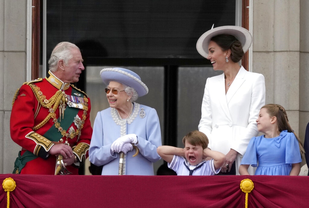 在英女王伊利沙白二世登基70周年庆典中，路易王子丰富且趣怪的表情为活动更添欢乐！（AP）