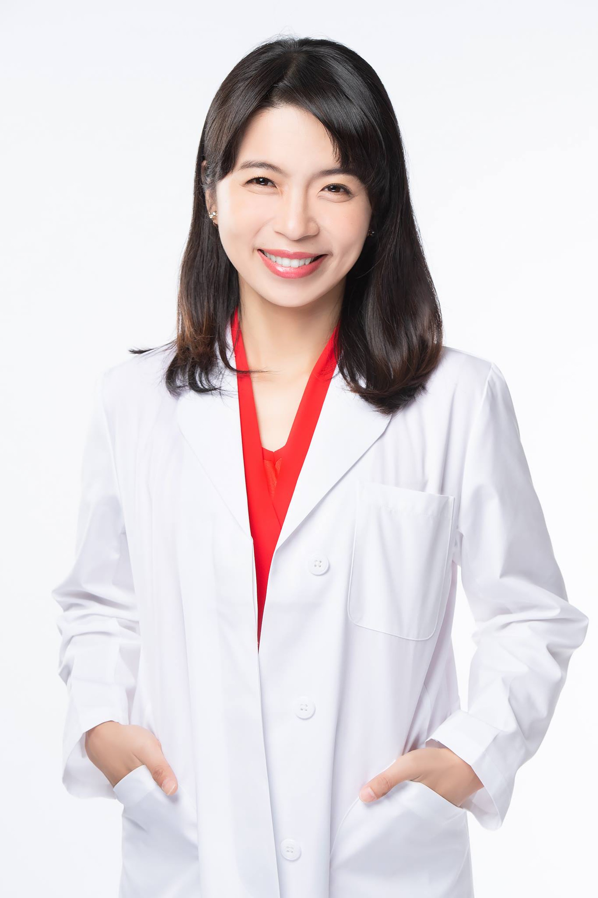 鍾雲霓是台灣知名痔瘡手術醫生，常獲邀上電視分享醫學知識。（鍾雲霓Facebook）