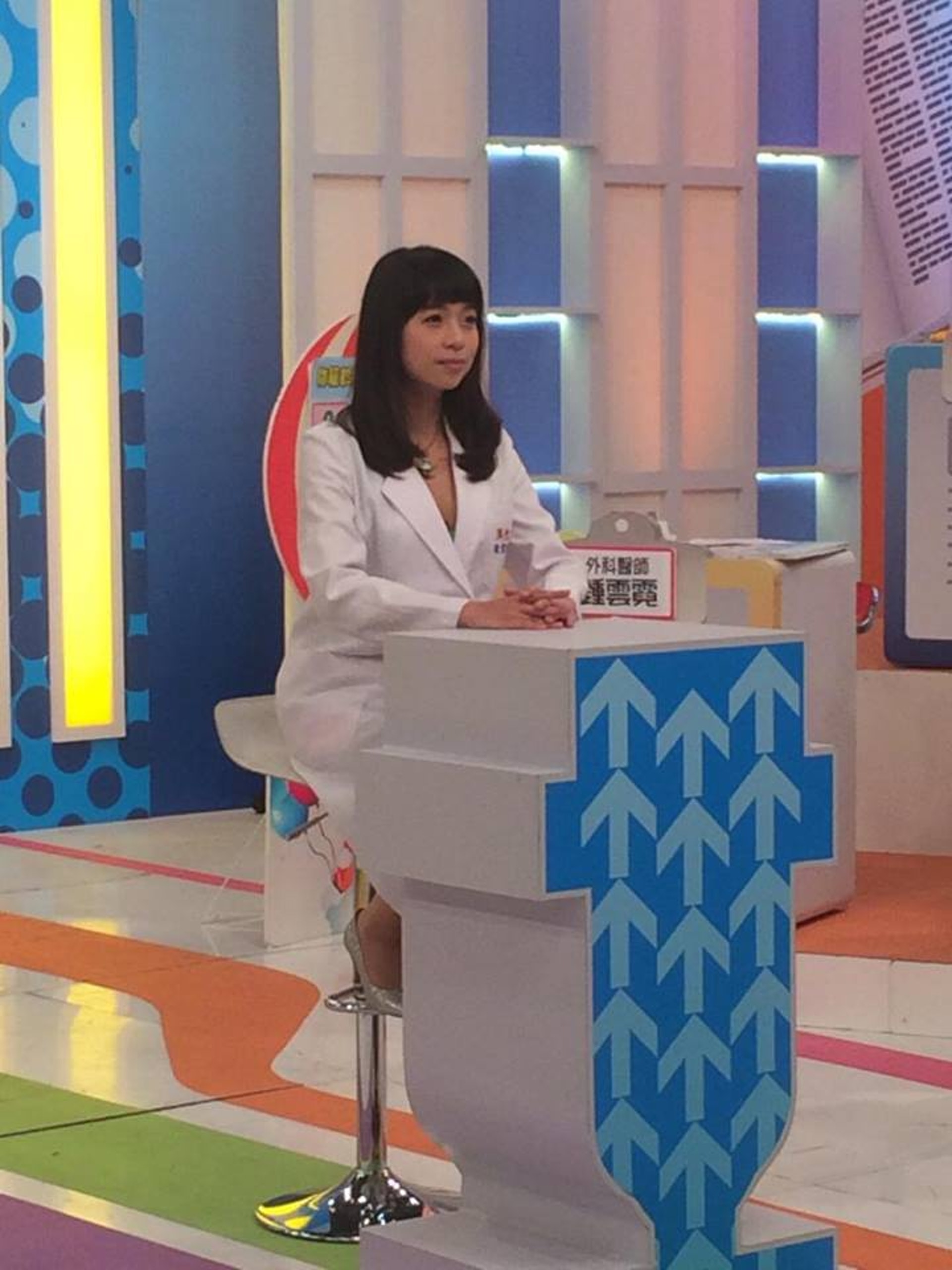 鍾雲霓是台灣知名痔瘡手術醫生，常獲邀上電視分享醫學知識。（鍾雲霓Facebook）