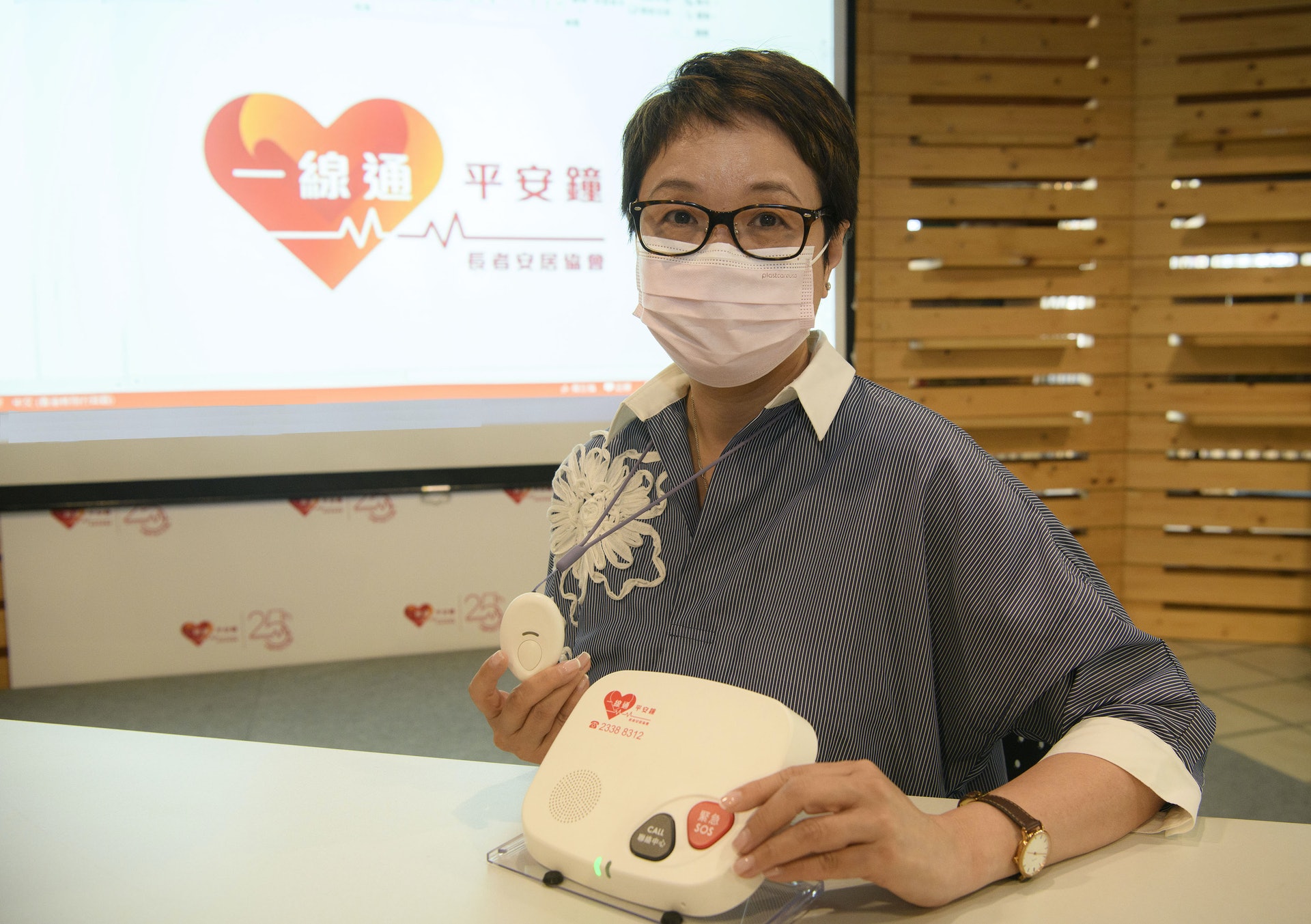 長者安居協會行政總裁王虹虹早前向傳媒介紹「無線平安鐘」的功能。 長者安居協會行政總裁王虹虹早前向傳媒介紹「無線平安鐘」的功能。